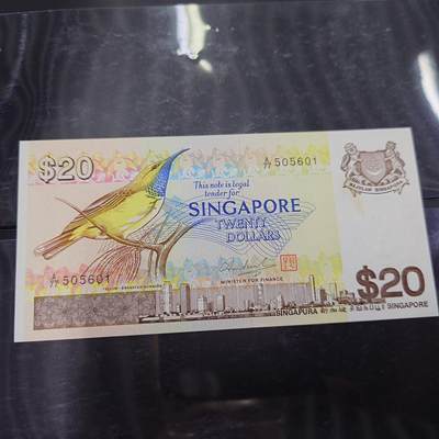 世界钱币～微拍第244期暨2026年第25期  老库存每款各1-2张清仓低价起拍 - 1979年新加坡鸟版20 如图因为是一刀里第一张保管不好有一处明显黄（潮）
