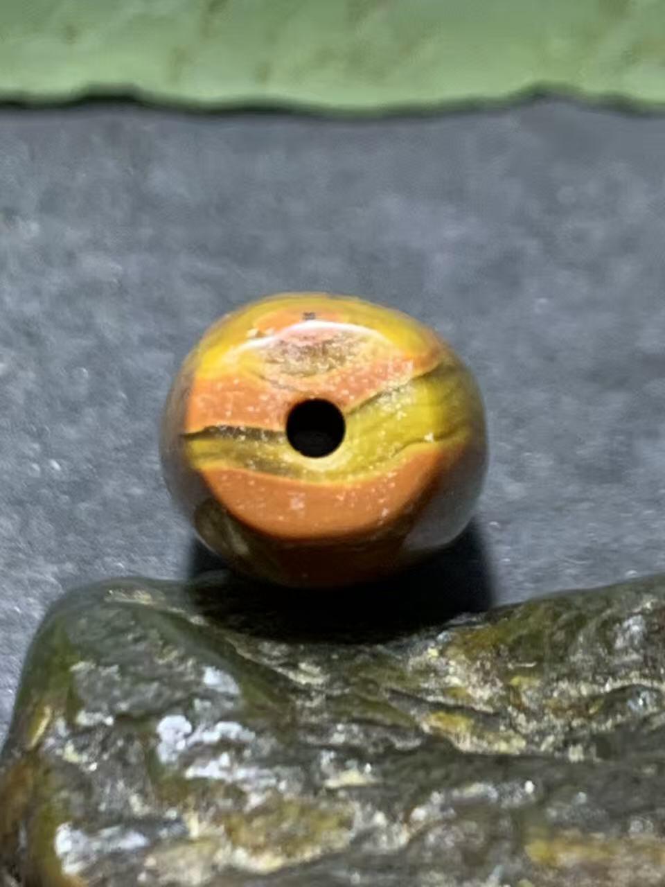 精美拉丝料战国红玛瑙随形桶珠一颗！