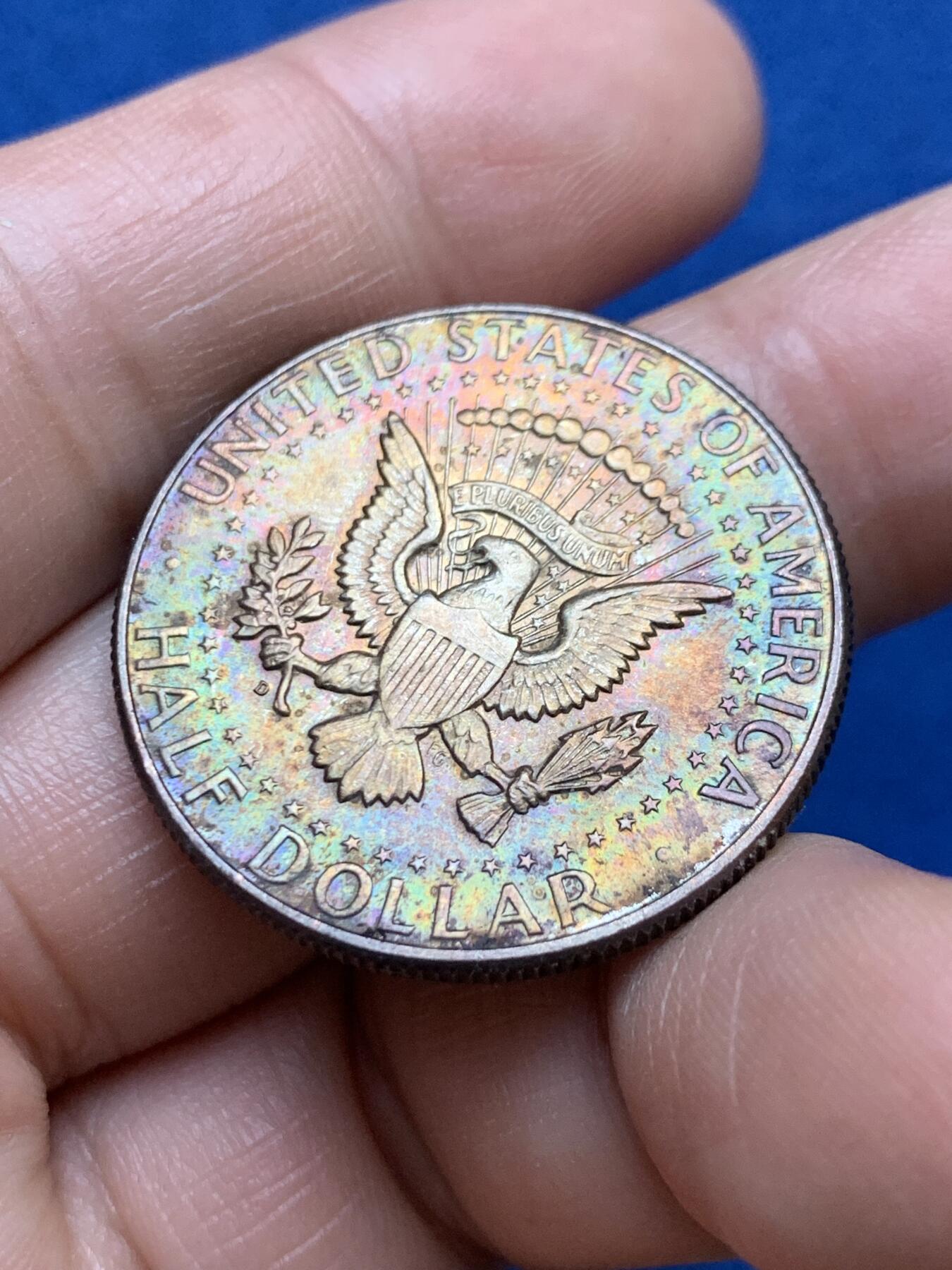 《竞宝斋》第478场 周日，周一 2场连拍 （全场包邮）欢迎送拍 美国 1964年 肯尼迪半美元银币 高银版 早年偶得的丝绒盒双面炫彩 两面包浆彩非常漂亮 色彩绚丽 不可多得 可评级博分