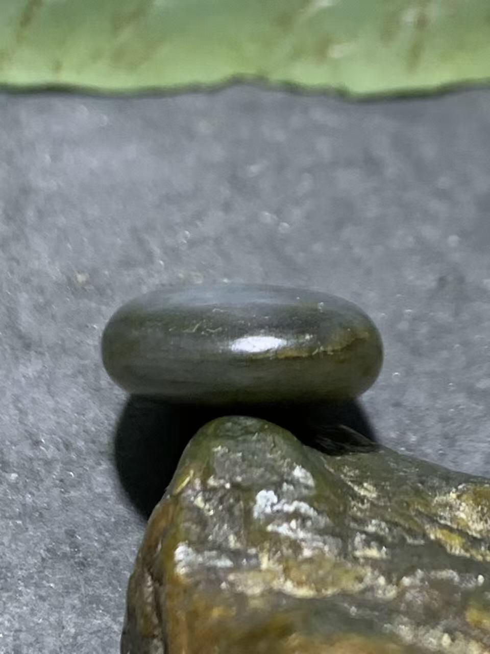 精美和田玉青花小独籽原石一颗，