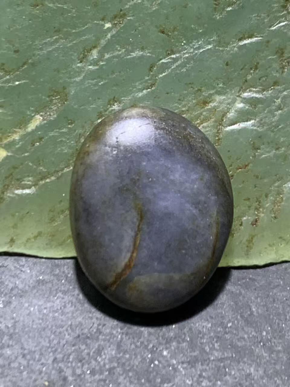 精美和田玉青花小独籽原石一颗，