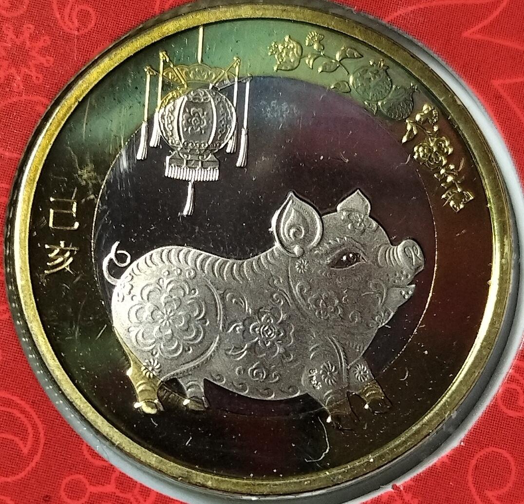 2019年猪年贺岁普通纪念币，康银阁装帧卡册，带原装证书，美品，品相很好，保存完整。双色铜合金材质，面值10元，直径27mm。官方正品，收藏佳品。按图发货！