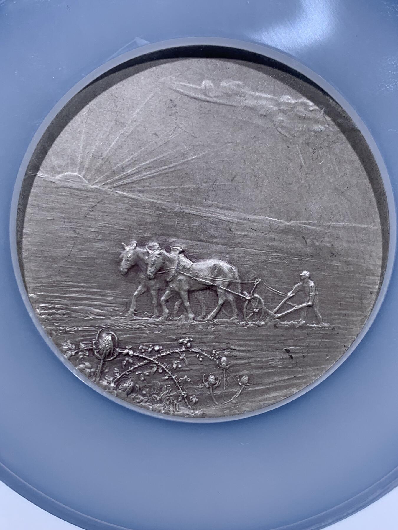 《竞宝斋》第478场 周日，周一 2场连拍 （全场包邮）欢迎送拍 NGC MS64 法国SAMF协会第26号作品《丰收》大银章，名家DAMPT Jean作。重：98.3g。正面年轻女子站立，手持镰刀，立于麦穗丛中。背面耕作场景，前景为荆棘，背景为旭日，天空有雨云。1904年分发，共分发青铜章120枚，银章91枚。边部带有法国奖章之友协会（SAMF）的蜥蜴标记及编号15 加大加厚盒