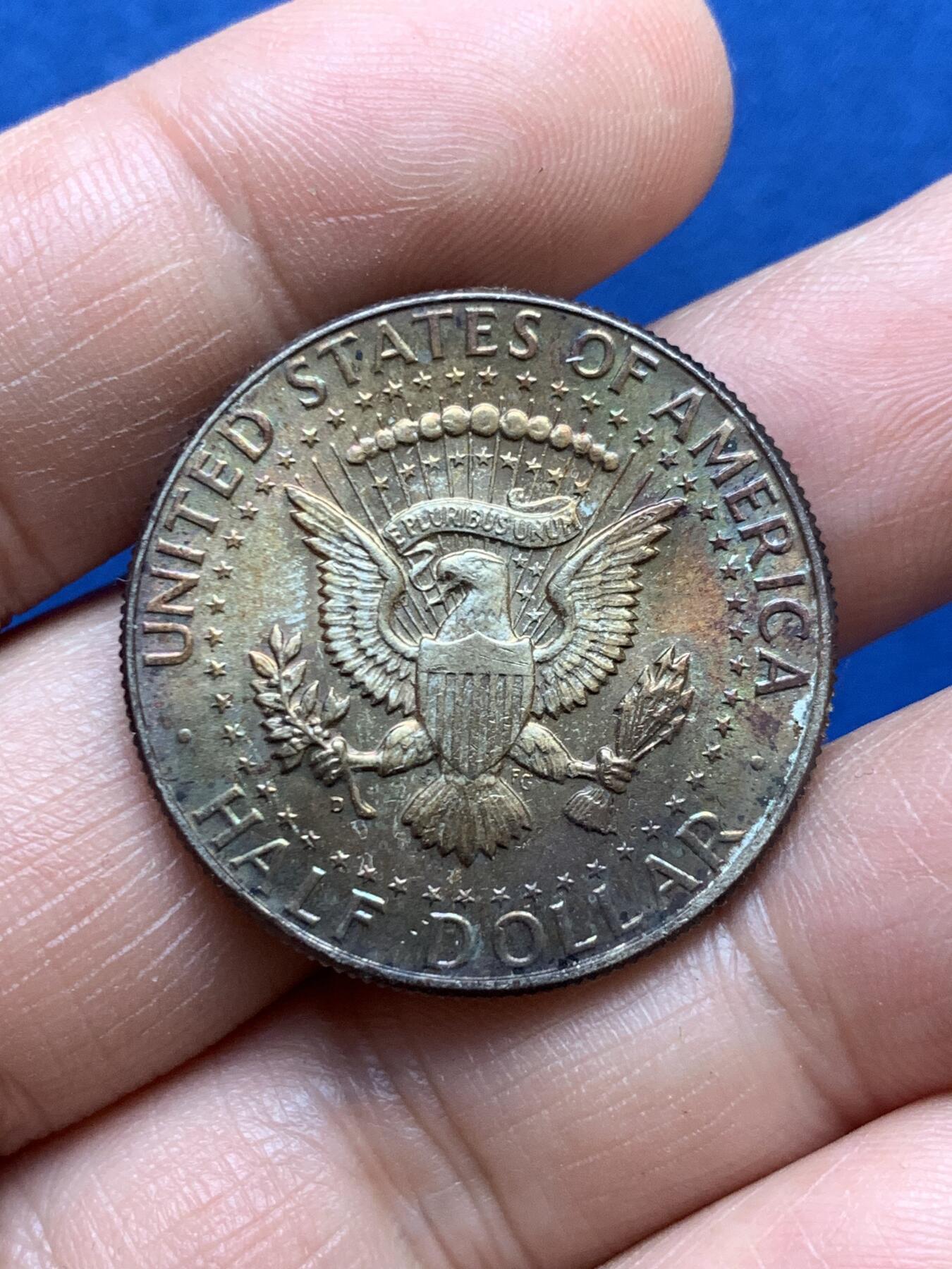 《竞宝斋》第478场 周日，周一 2场连拍 （全场包邮）欢迎送拍 美国 1964年 肯尼迪半美元银币 高银版 早年偶得的丝绒盒双面炫彩 两面包浆彩非常漂亮 色彩绚丽 不可多得 可评级博分