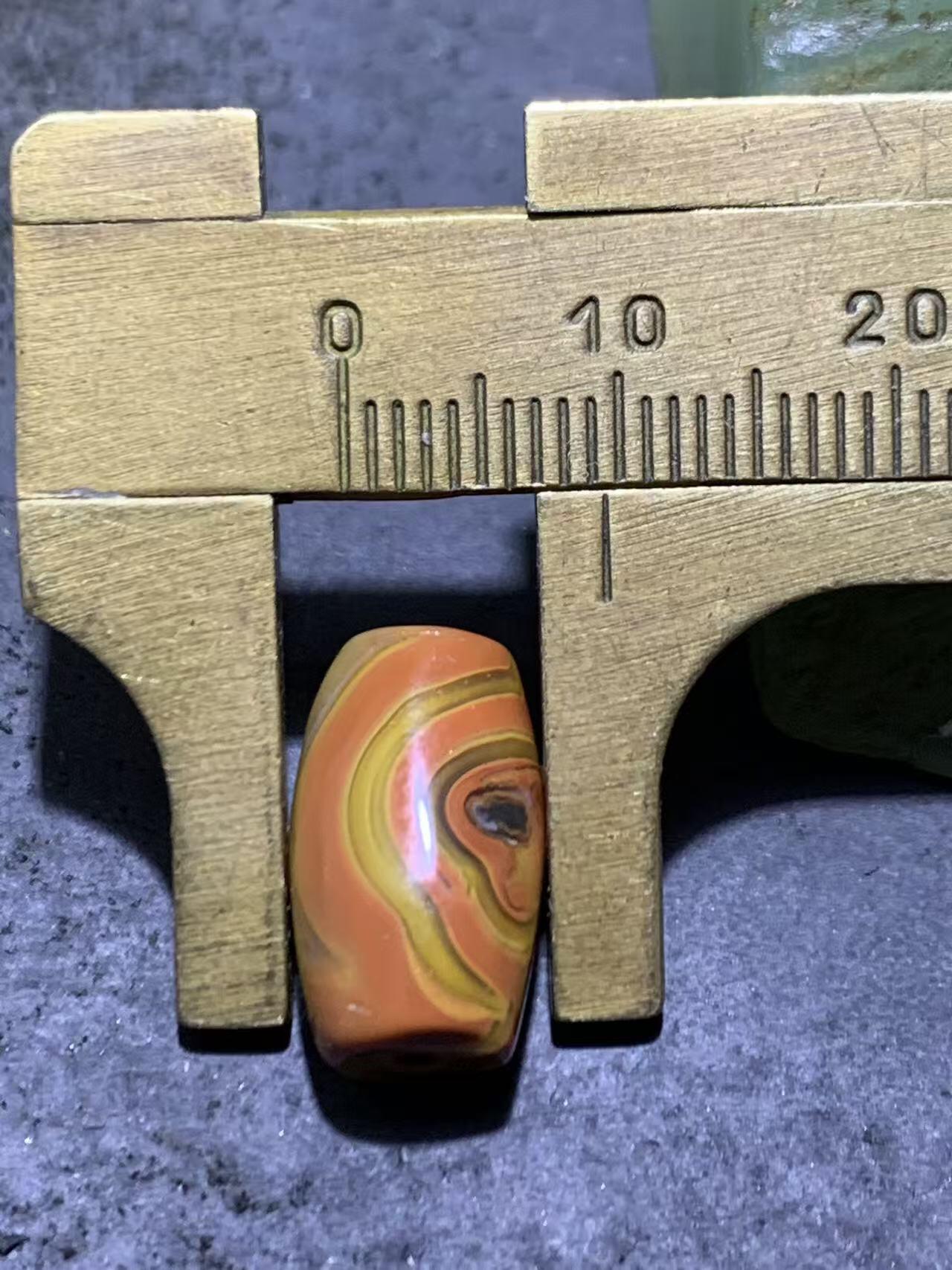 精美拉丝料战国红玛瑙随形桶珠一颗！