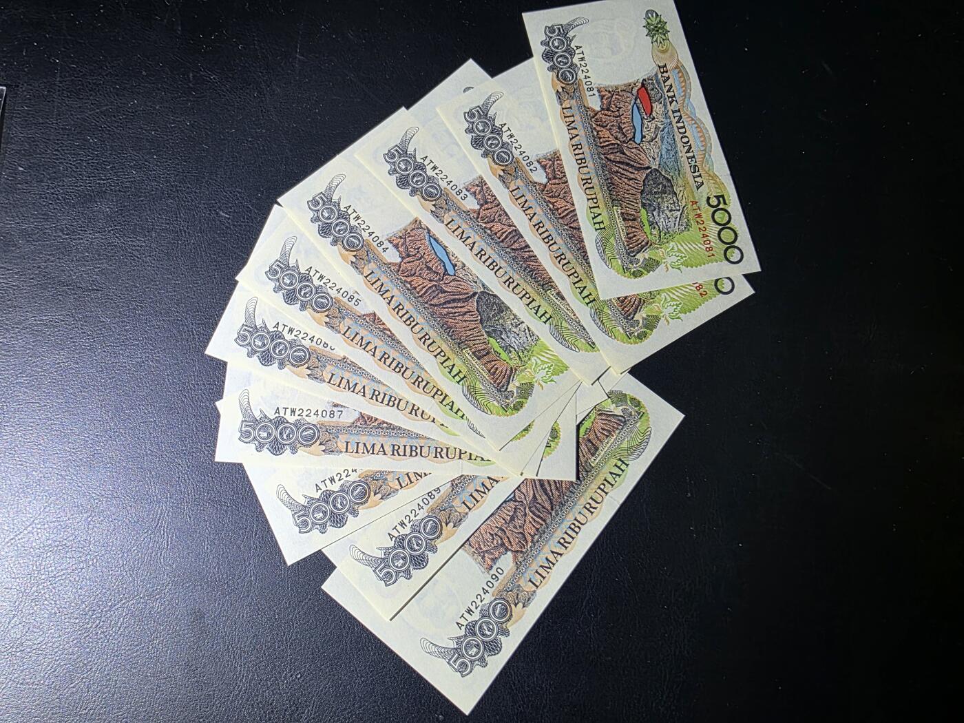 叁拾收藏第35期 印度尼西亚1992年5000卢比标十连号（尾号81-90，弗洛雷斯岛克里穆图火山与三色湖）  UNC