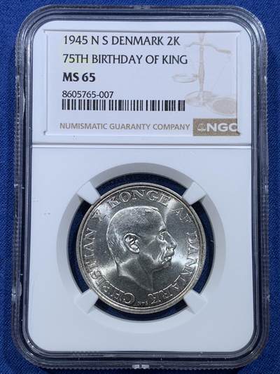 《竞宝斋》第478场 周日，周一 2场连拍 （全场包邮）欢迎送拍 - NGC MS65 丹麦1945年克里斯蒂安十世75岁寿辰2克朗银币 二战结束年份在欧美有特殊纪念意义，NGC官网上MS63的指导价就达到830元，含白银12g，国内低估品种，转光强烈
