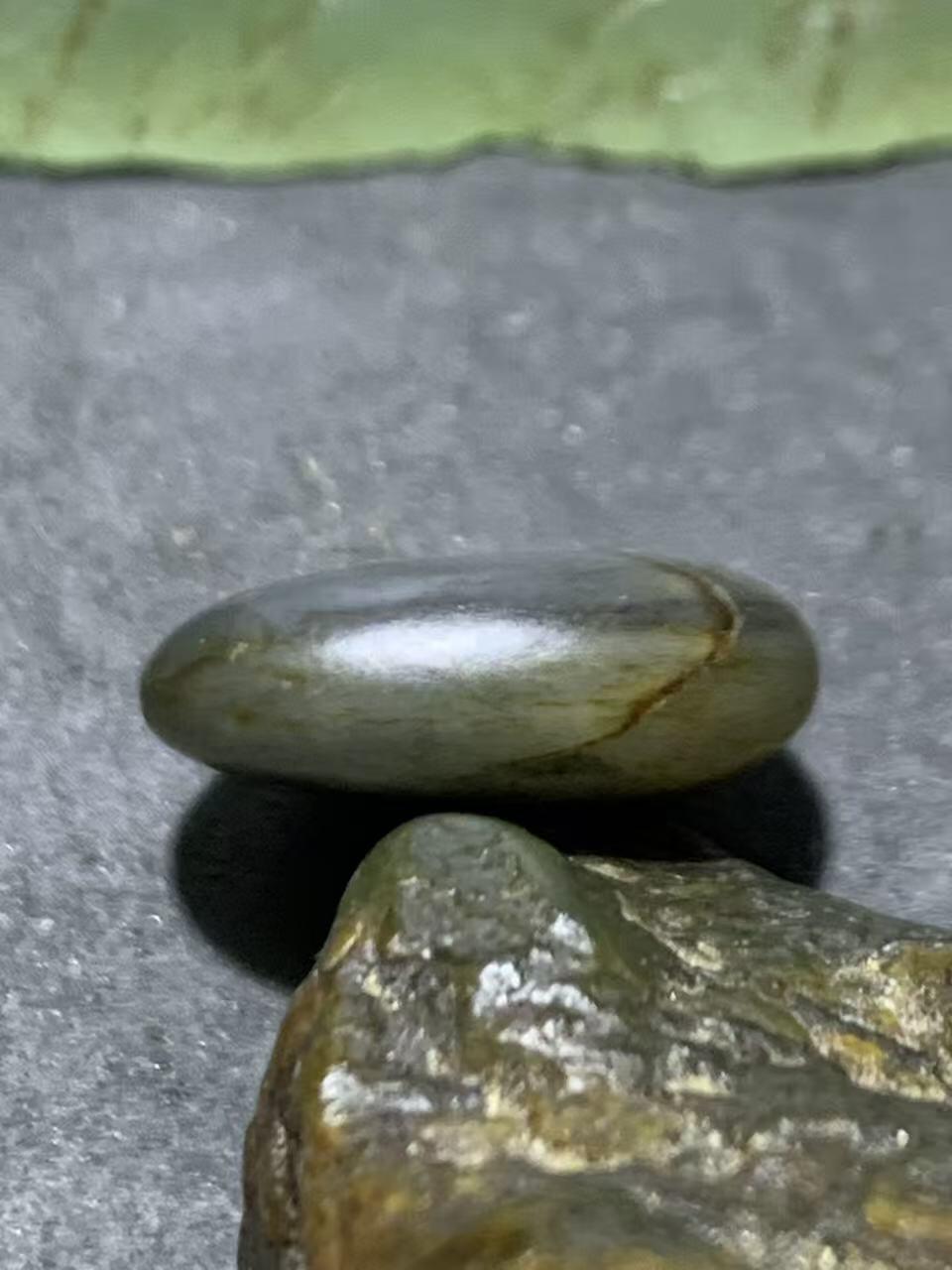 精美和田玉青花小独籽原石一颗，