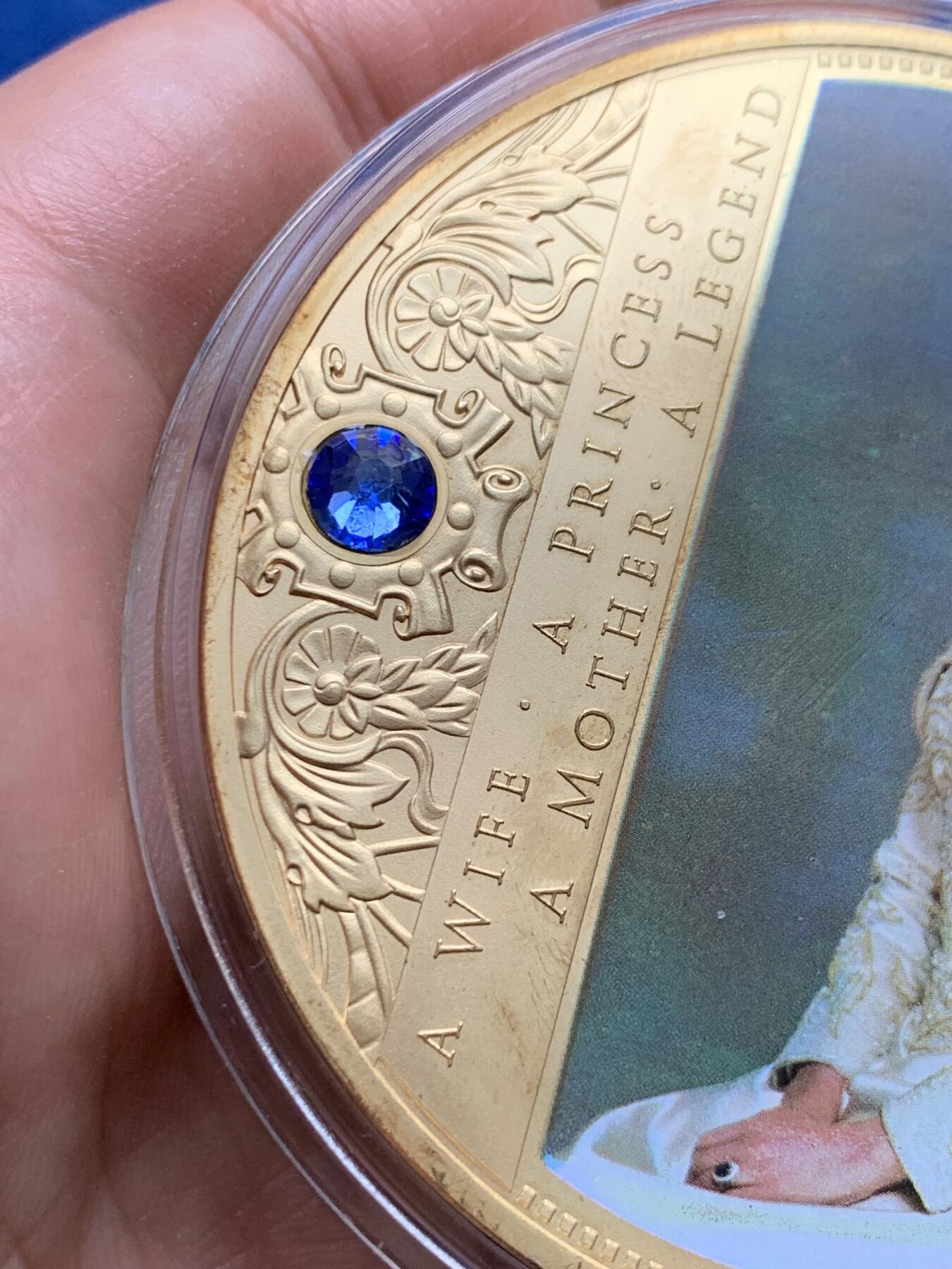 《竞宝斋》第478场 周日，周一 2场连拍 （全场包邮）欢迎送拍 英国戴安娜王妃纪念章 铜质镀24k金，带彩色及施华洛世奇水晶。 118.4克，69.2mm，发行量限定：9999枚