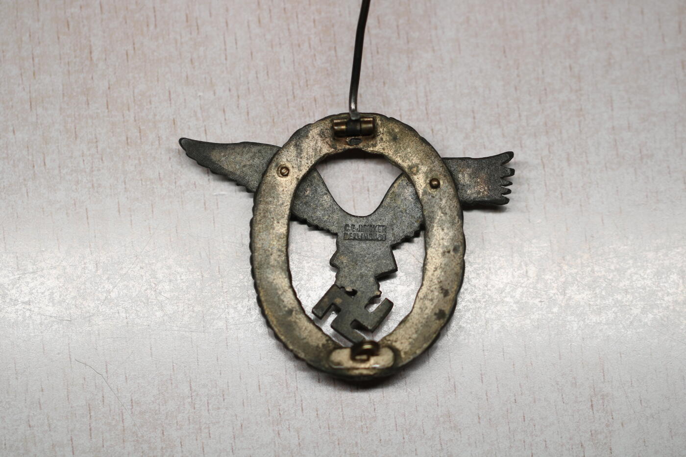 大猫徽章拍卖 第291期 珍爱和平 德三空军飞行员 / 观察员徽章 容克厂（C.E. Junker 厂标版）品相还可以 BERLIN 68是该厂商的官方 LDO 编号 这个类型里面非常好的早期双鹰版本