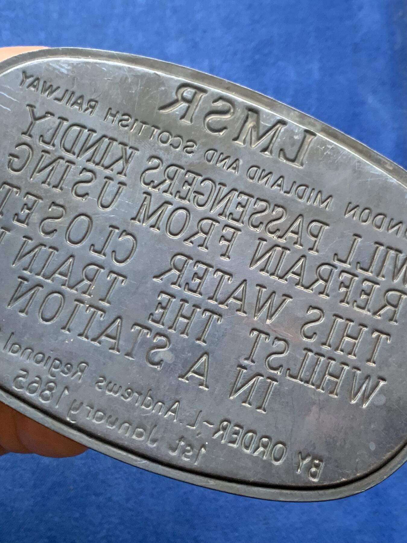 《竞宝斋》第478场 周日，周一 2场连拍 （全场包邮）欢迎送拍 英国 伦敦米德兰苏格兰铁路公司  蒸汽机车告示铜铭牌一枚，体积大压印清晰出色 25克，76.5*109mm。