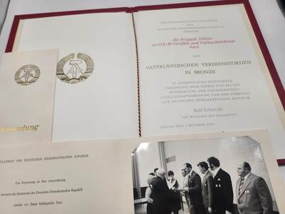 南水社第5次拍卖  民主德国DDR铜级祖国功勋勋章集体授予成员资格证书（罗夫.施密特）1978年+邀请函+纪念卡 国务委员会礼宾部拍摄的部长委员会主席陆军大将 维利.斯多夫亲自授勋仪式照片 授予 苏尔国营道路基建联合企业德勒尔突击队  