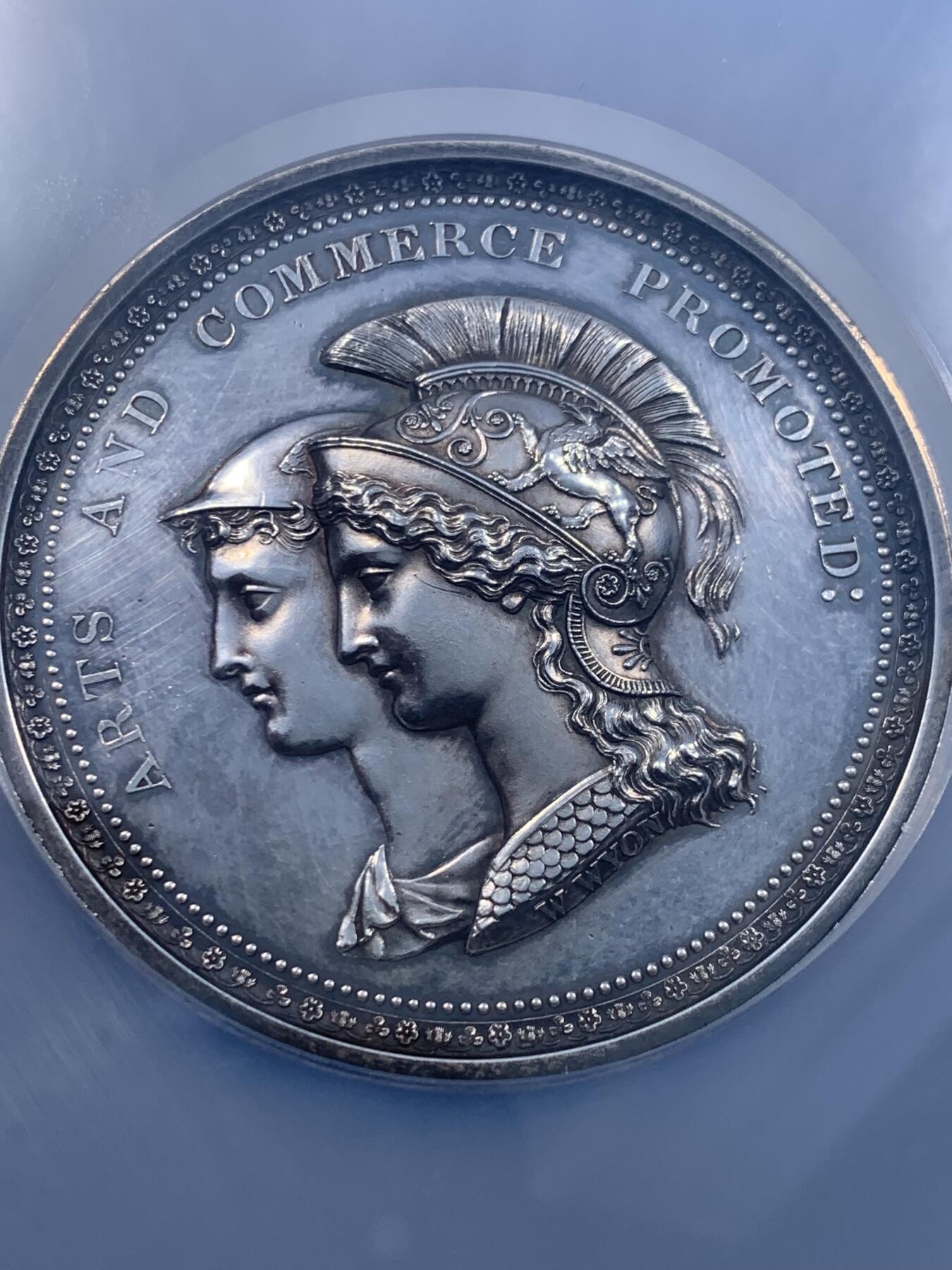 《竞宝斋》第478场 周日，周一 2场连拍 （全场包邮）欢迎送拍 NGC UNCD 名家W.Wyon作英国皇家艺术学会（成立于1753年）纪念大银章 正面为密涅瓦与墨丘利合像左侧头像  重73.2g