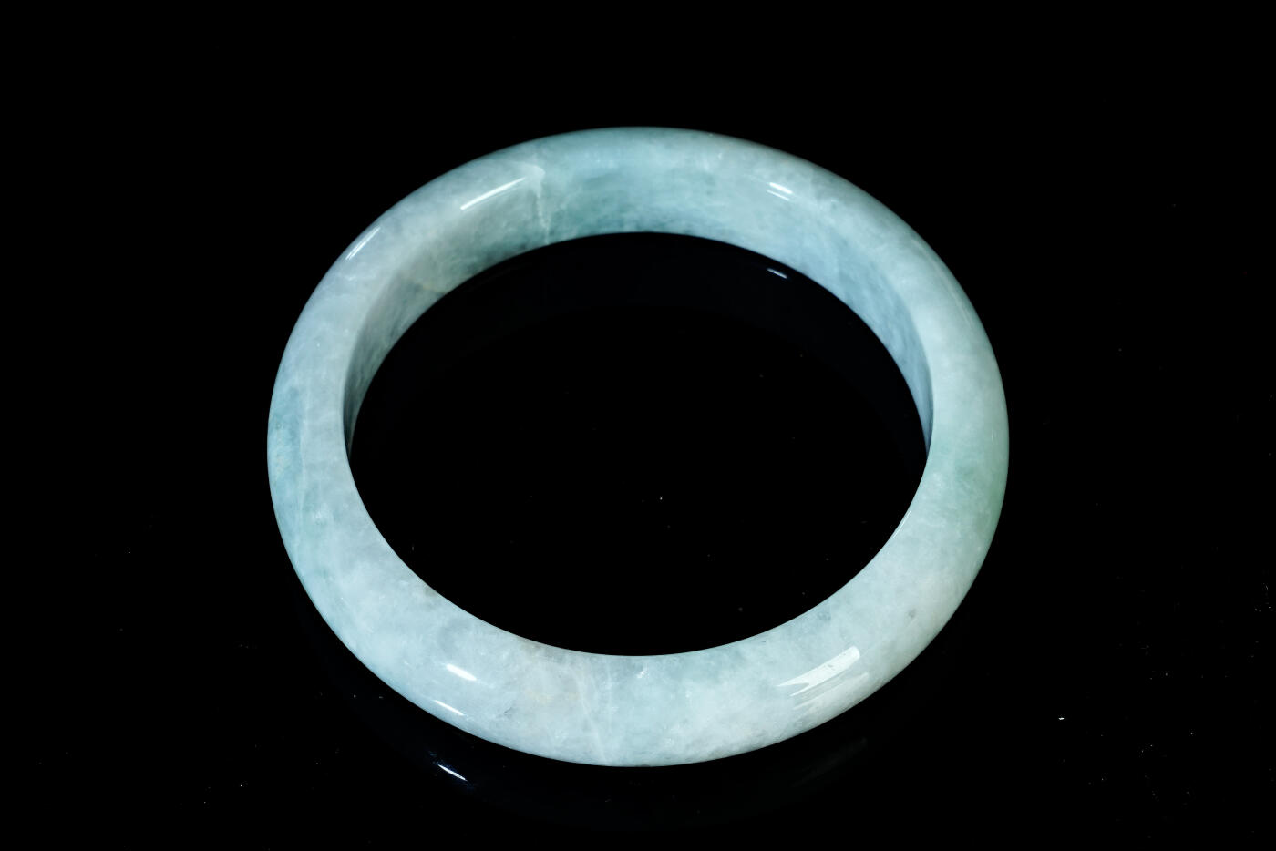 上海都达杂项专场六十八【全场包邮】 天然冰糯种飘绿翡翠（A货）手镯 附鉴定证书95-137