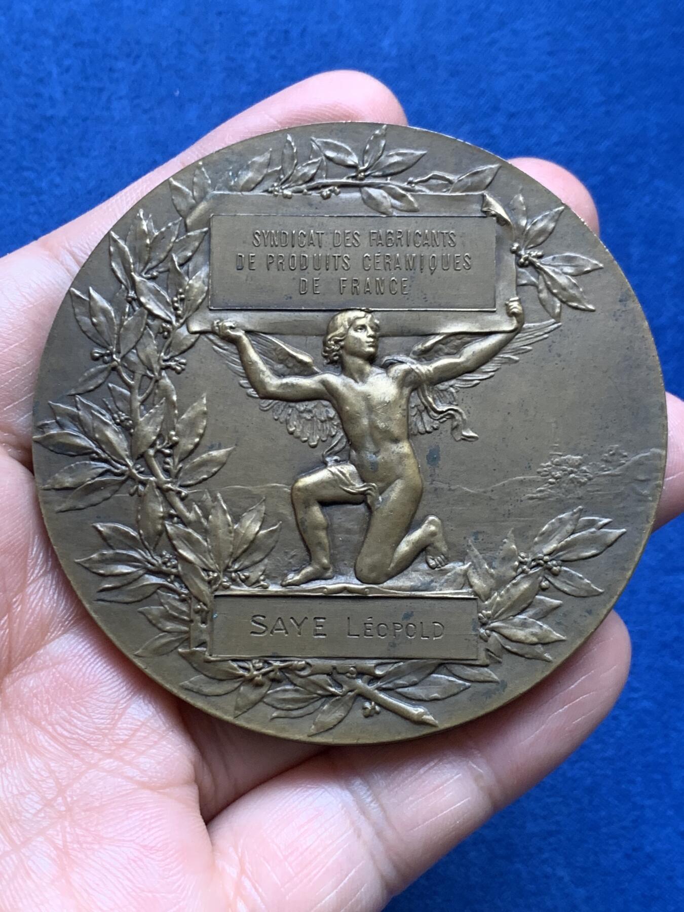 《竞宝斋》第478场 周日，周一 2场连拍 （全场包邮）欢迎送拍 法国陶瓷产品制造商联合会纪念大铜章 141.1克 68mm 丰饶角铜标 带盒