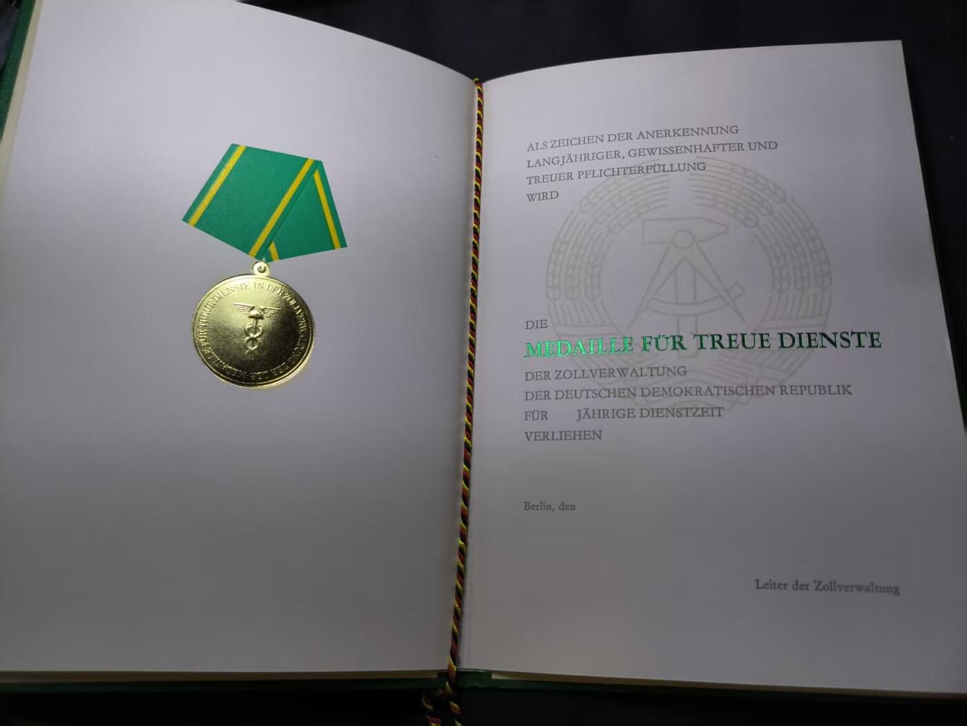 云宸嘉赏-勋臻佳藏四月精品甄选场次（低佣 一元一手） 民主德国海关总署忠诚服务奖章证书（金质版本）