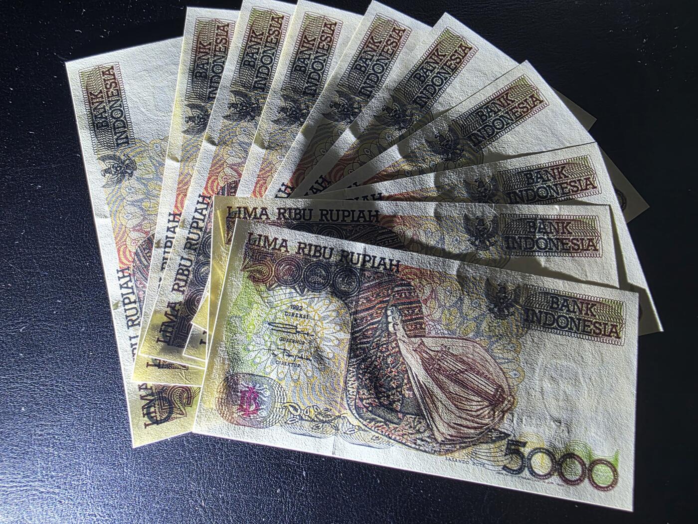 叁拾收藏第35期 印度尼西亚1992年5000卢比标十连号（尾号81-90，弗洛雷斯岛克里穆图火山与三色湖）  UNC