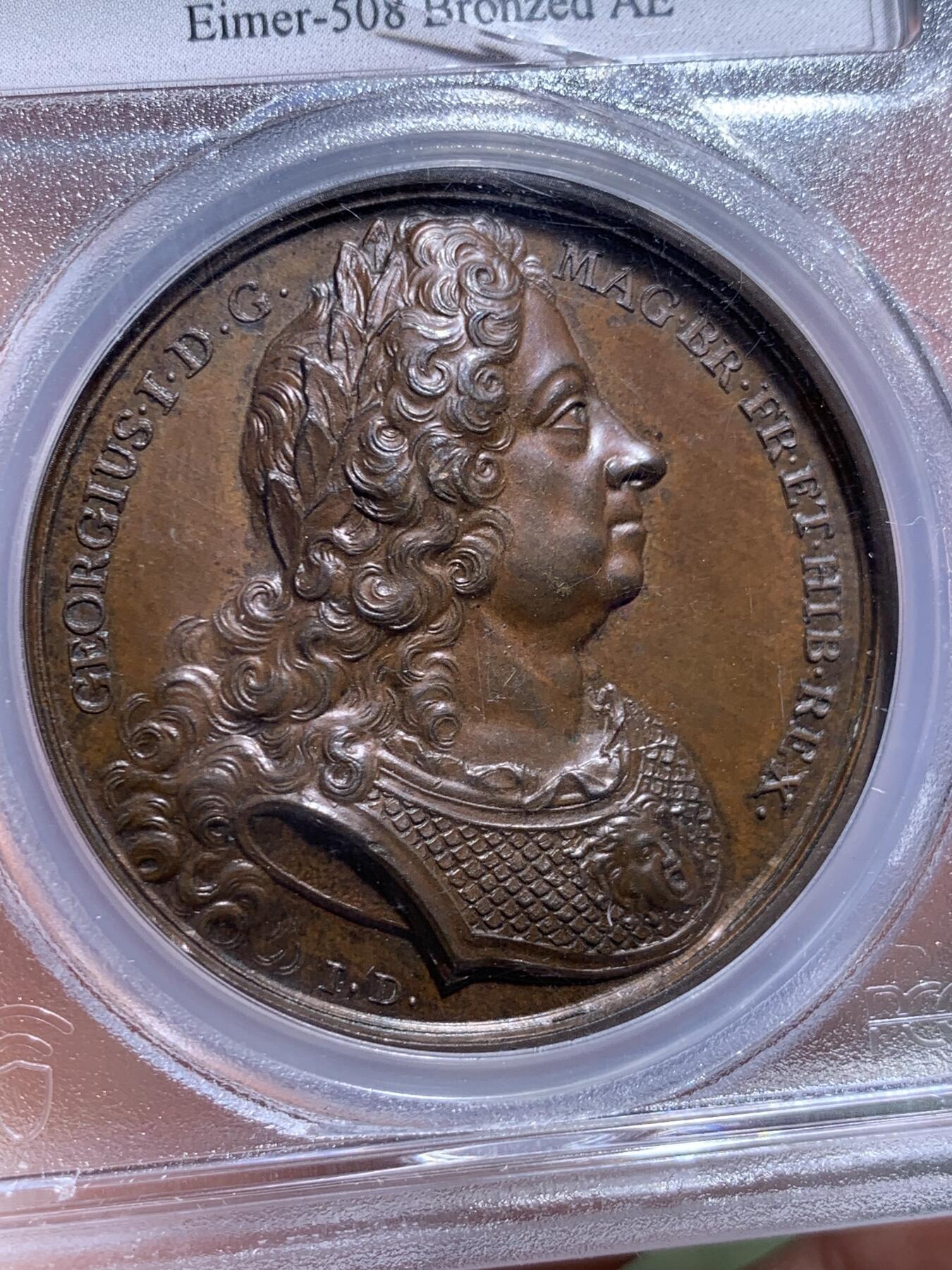 《竞宝斋》第478场 周日，周一 2场连拍 （全场包邮）欢迎送拍 PCGS SP64 英国1727年乔治一世国王逝世原铸大铜章，F.Martin名家旧藏，专属特殊封装。极少见的英系早期原铸，细节极精美，同时期章牌的顶尖水准。盒子内部有裂，细节见图。附纸袋标签，传承有序