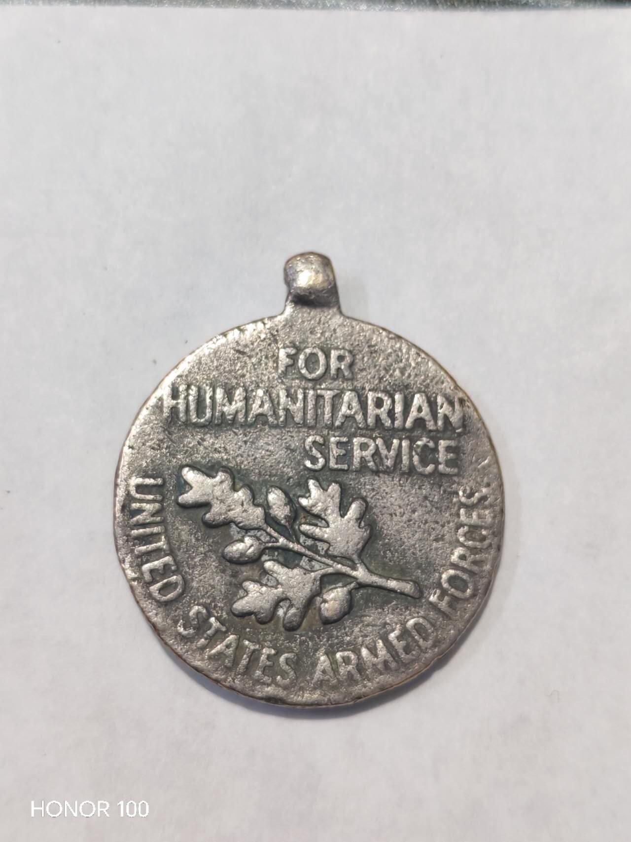 纪念章/纪念币 美国 Armed Forces 人道主义服务纪念章（施与之手版）在美军（Armed Forces）的荣誉体系中，“人道主义服务”（Humanitarian Service） 是一个重要的非战斗服役类别。