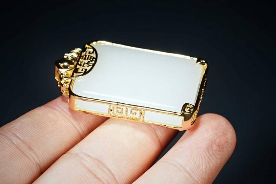 上海都达杂项专场六十八【全场包邮】 和田羊脂白玉嵌镀金平安无事牌挂件95-3