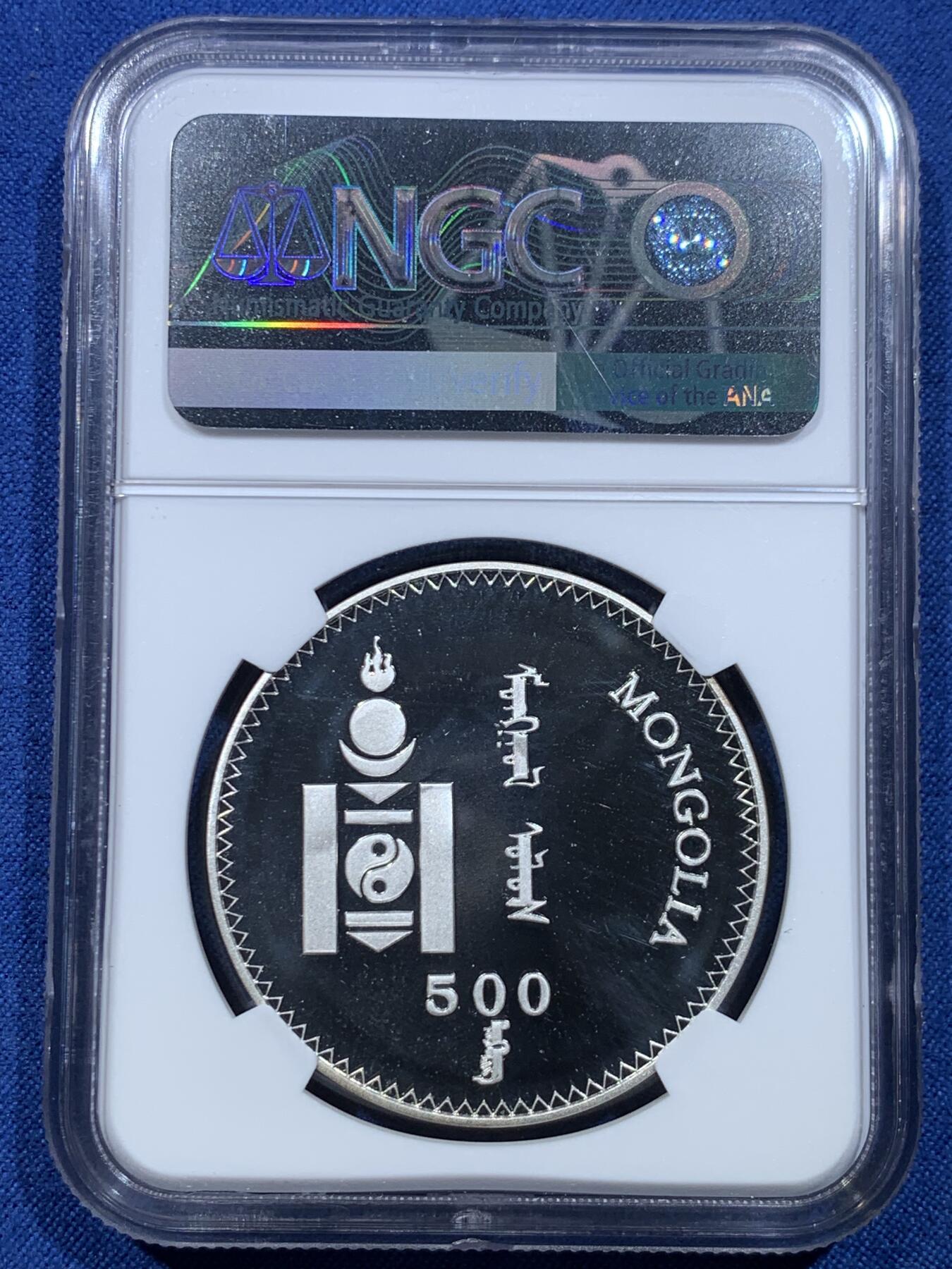 《竞宝斋》第478场 周日，周一 2场连拍 （全场包邮）欢迎送拍 NGC PF68UC 高分 35周年专属纪念标加持，千禧年发行 500 图格里克幻彩大银币，蒙古经典草原牧马人主题，幻彩绚丽均匀，状态顶级，稀缺性与收藏价值兼备。