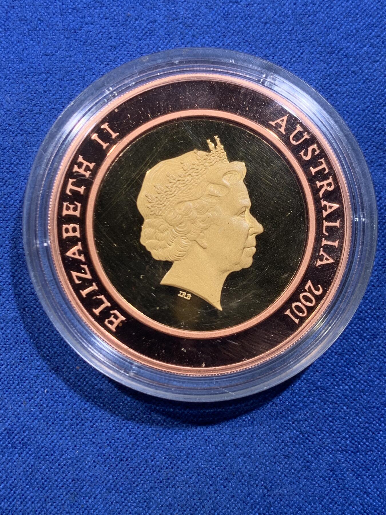 《竞宝斋》第478场 周日，周一 2场连拍 （全场包邮）欢迎送拍 澳大利亚2001年10元双金属精制银币 千禧年系列-未来 内圈999银镀24K金外圈铜 总重33.15克 发行量2万 盒证全