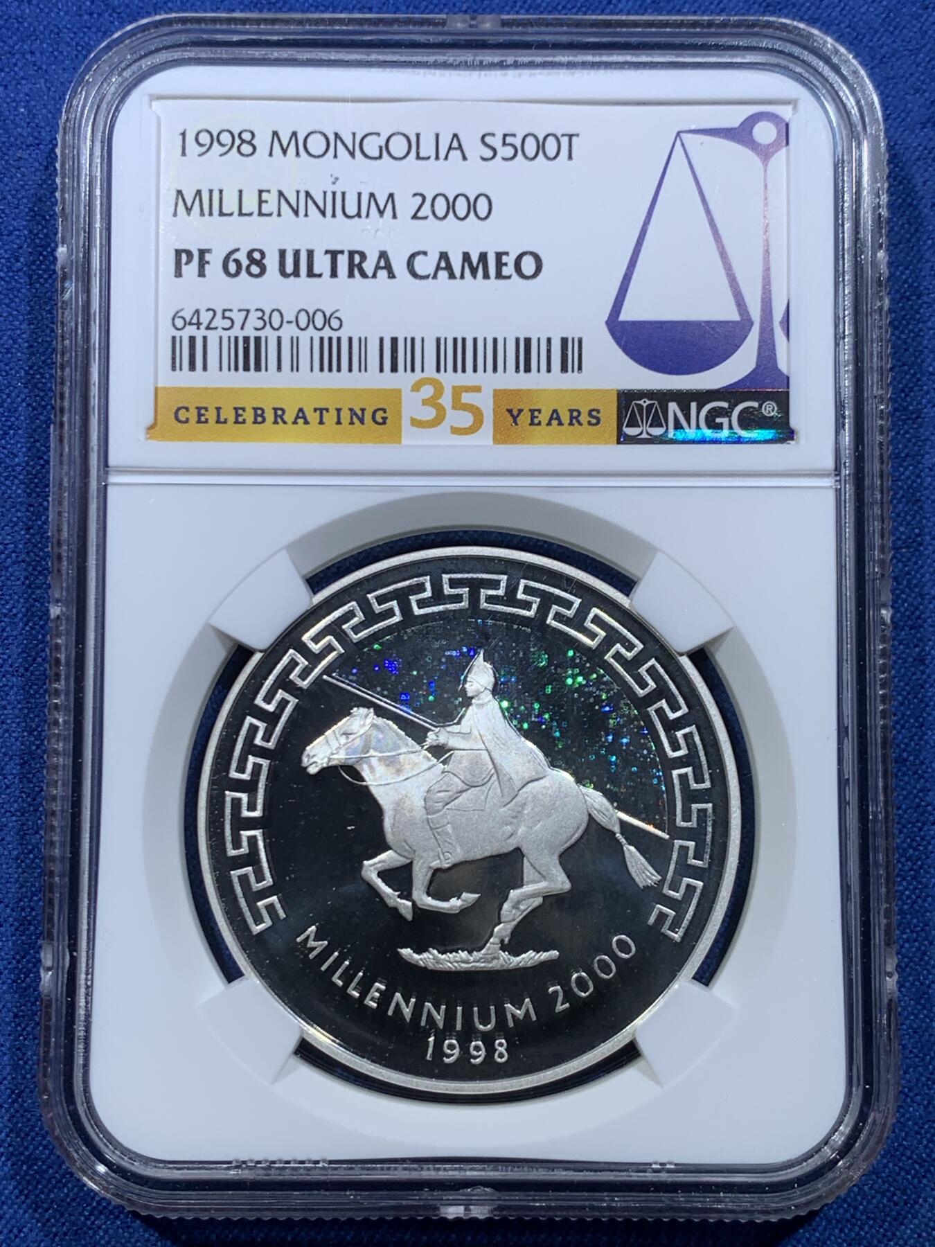 《竞宝斋》第478场 周日，周一 2场连拍 （全场包邮）欢迎送拍 NGC PF68UC 高分 35周年专属纪念标加持，千禧年发行 500 图格里克幻彩大银币，蒙古经典草原牧马人主题，幻彩绚丽均匀，状态顶级，稀缺性与收藏价值兼备。