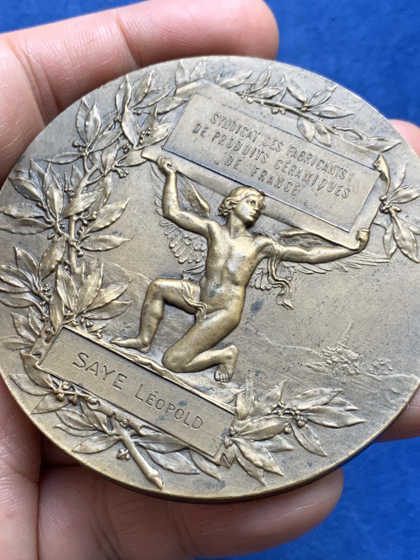 《竞宝斋》第478场 周日，周一 2场连拍 （全场包邮）欢迎送拍 法国陶瓷产品制造商联合会纪念大铜章 141.1克 68mm 丰饶角铜标 带盒