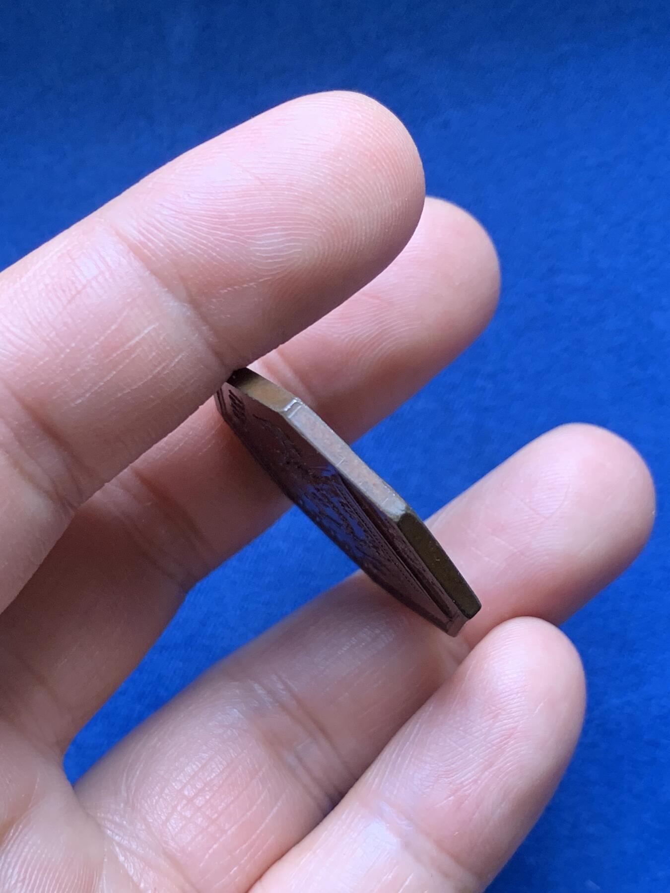 《竞宝斋》第478场 周日，周一 2场连拍 （全场包邮）欢迎送拍 1823年比利时图尔奈文学、科学与美术之友协会八角形纪念章，存世量较少，正面刻有里拉琴（代表文学艺术），月桂枝（象征荣誉），祭坛式纹饰搭配放射状星芒。19世纪新古典艺术主义，具有较高的收藏价值。直径：31.3mm，重：11.55g