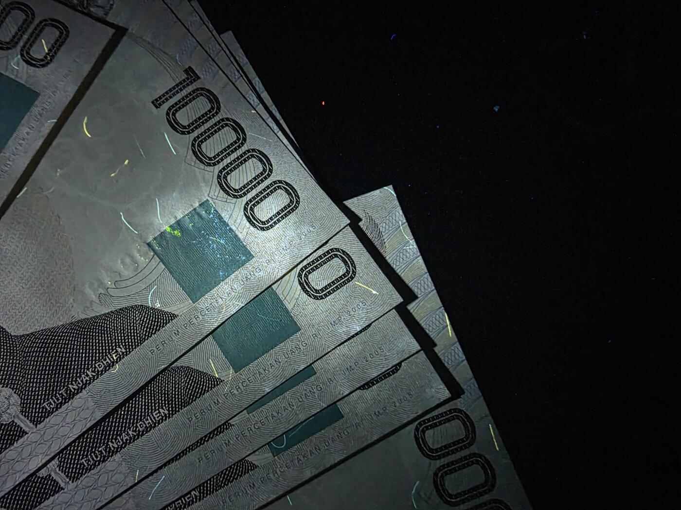 叁拾收藏第35期 印度尼西亚1998年1万卢比标十连号（尾号81-90，龙目岛林贾尼火山）UNC（有潮斑）