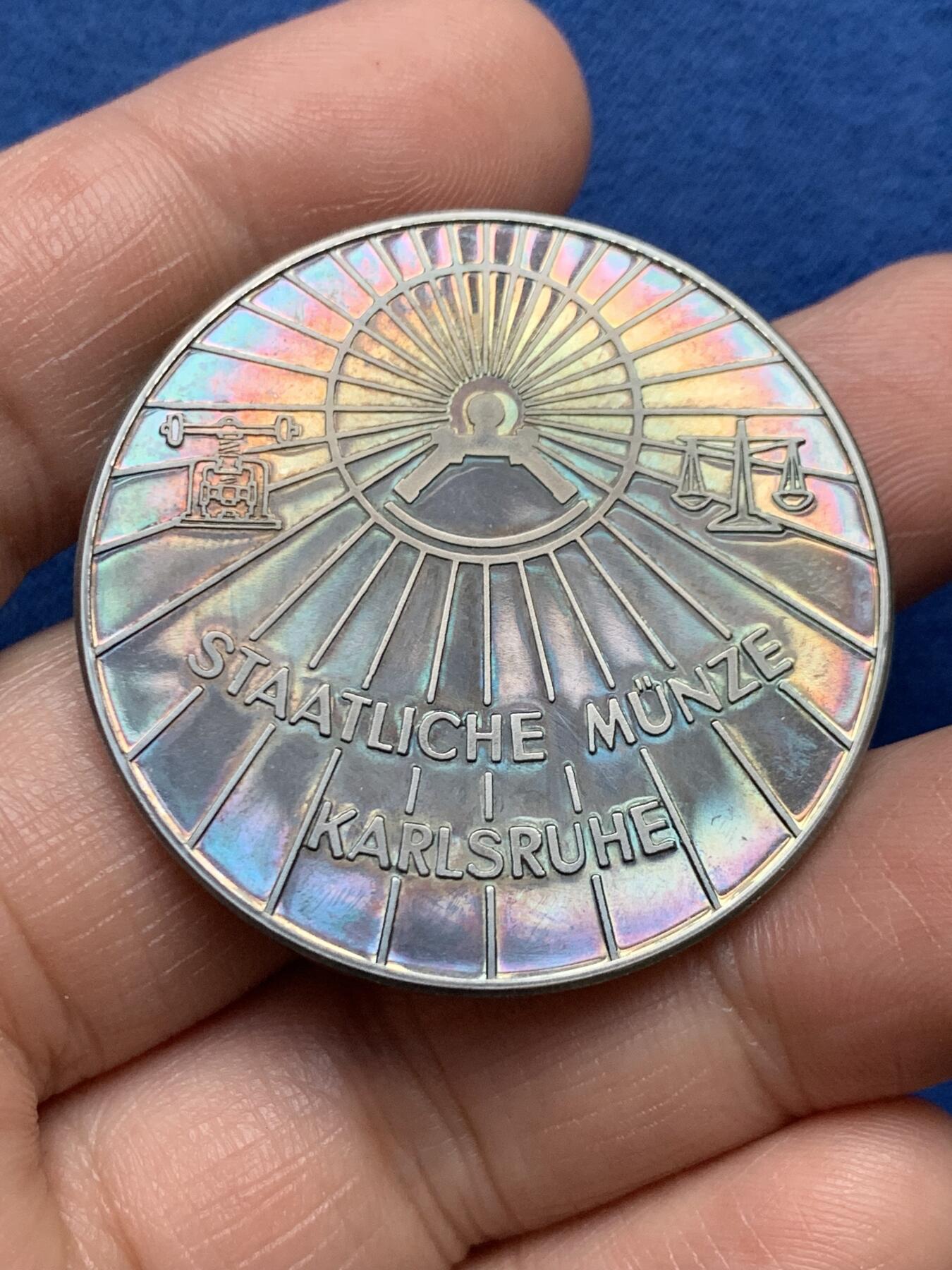 《竞宝斋》第478场 周日，周一 2场连拍 （全场包邮）欢迎送拍 德国卡尔斯鲁厄造币厂建成纪念银章 24.75克 40.2mm 好品带盒