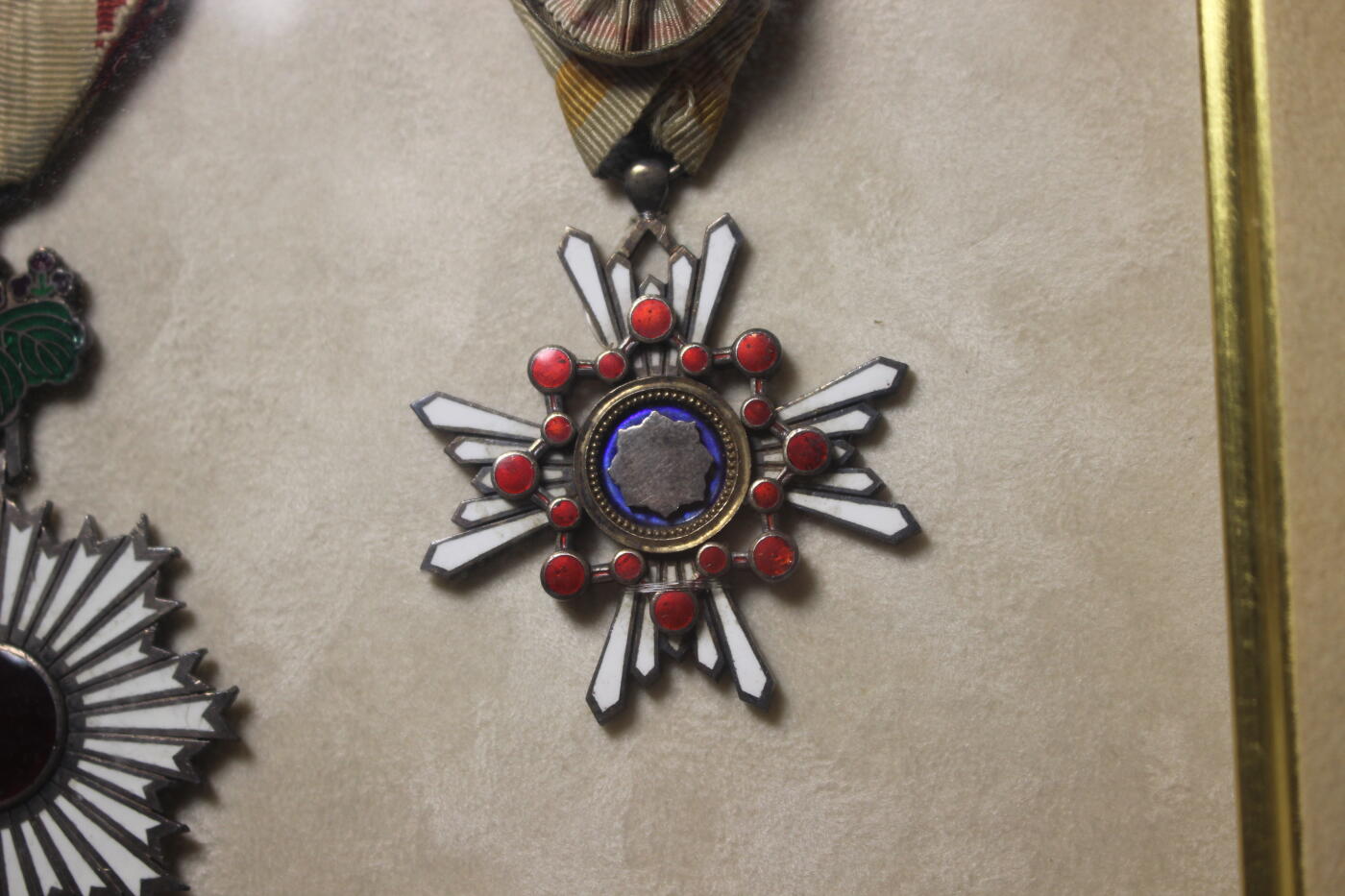 明治五等金鵄、六等旭日、四等瑞宝套装，章体和略章装裱在玻璃木相框中，套装整体非常厚重，章体日常佩戴品相，珐琅轻微缺损，原盒保存完好