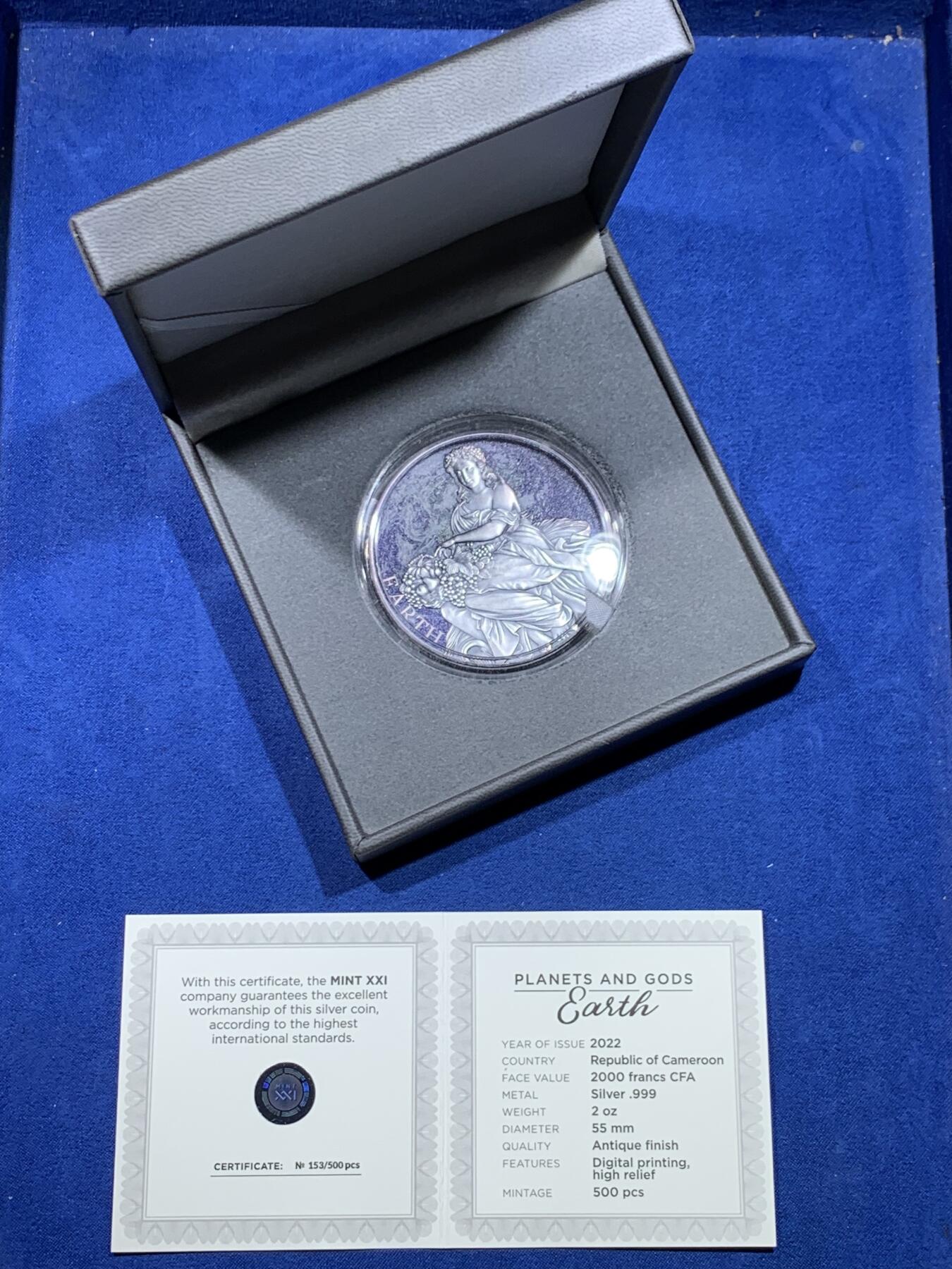 《竞宝斋》第478场 周日，周一 2场连拍 （全场包邮）欢迎送拍 喀麦隆2022年2000法郎高浮雕彩色仿古银币 行星和神系列-地球和盖亚（大地之神和众神之母） 2盎司999银 发行量500枚 盒证全