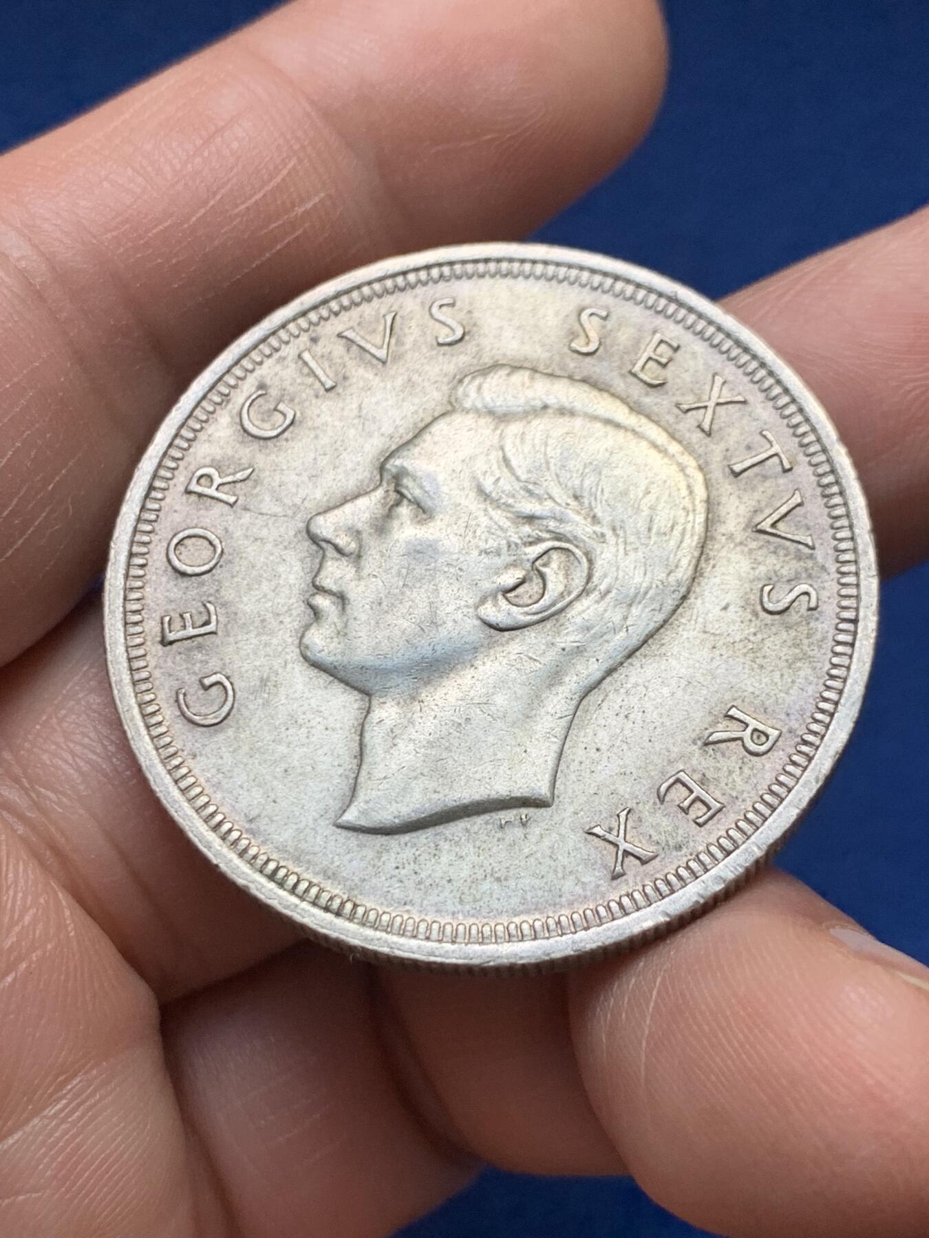 《竞宝斋》第478场 周日，周一 2场连拍 （全场包邮）欢迎送拍 英属南非1952年5先令纪念大银币 品相带一点底光