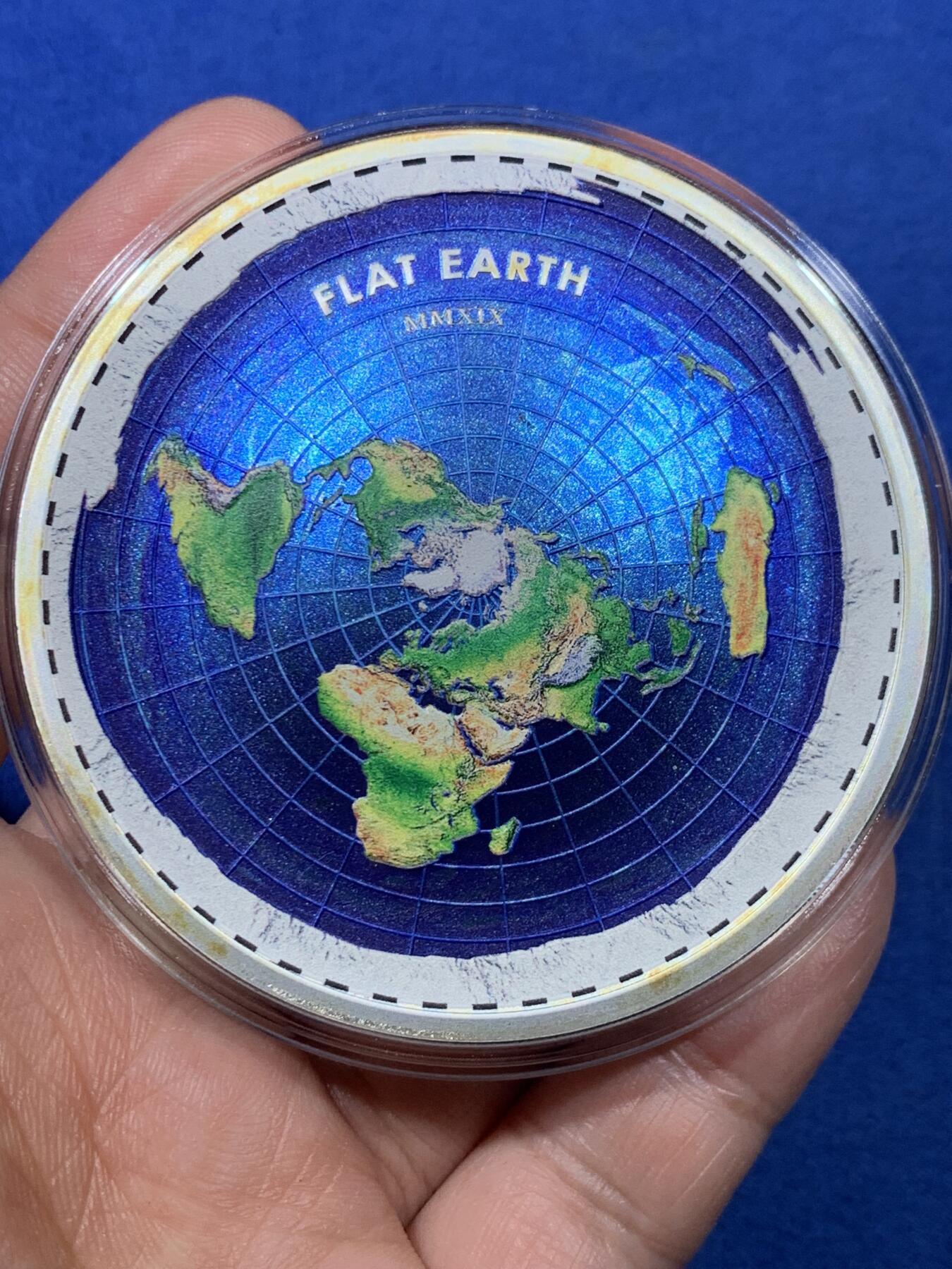 《竞宝斋》第478场 周日，周一 2场连拍 （全场包邮）欢迎送拍 帕劳2019年10元彩色精制银币 大阴谋系列-地平说（系列首枚） 2盎司999银 发行量500枚 盒证全