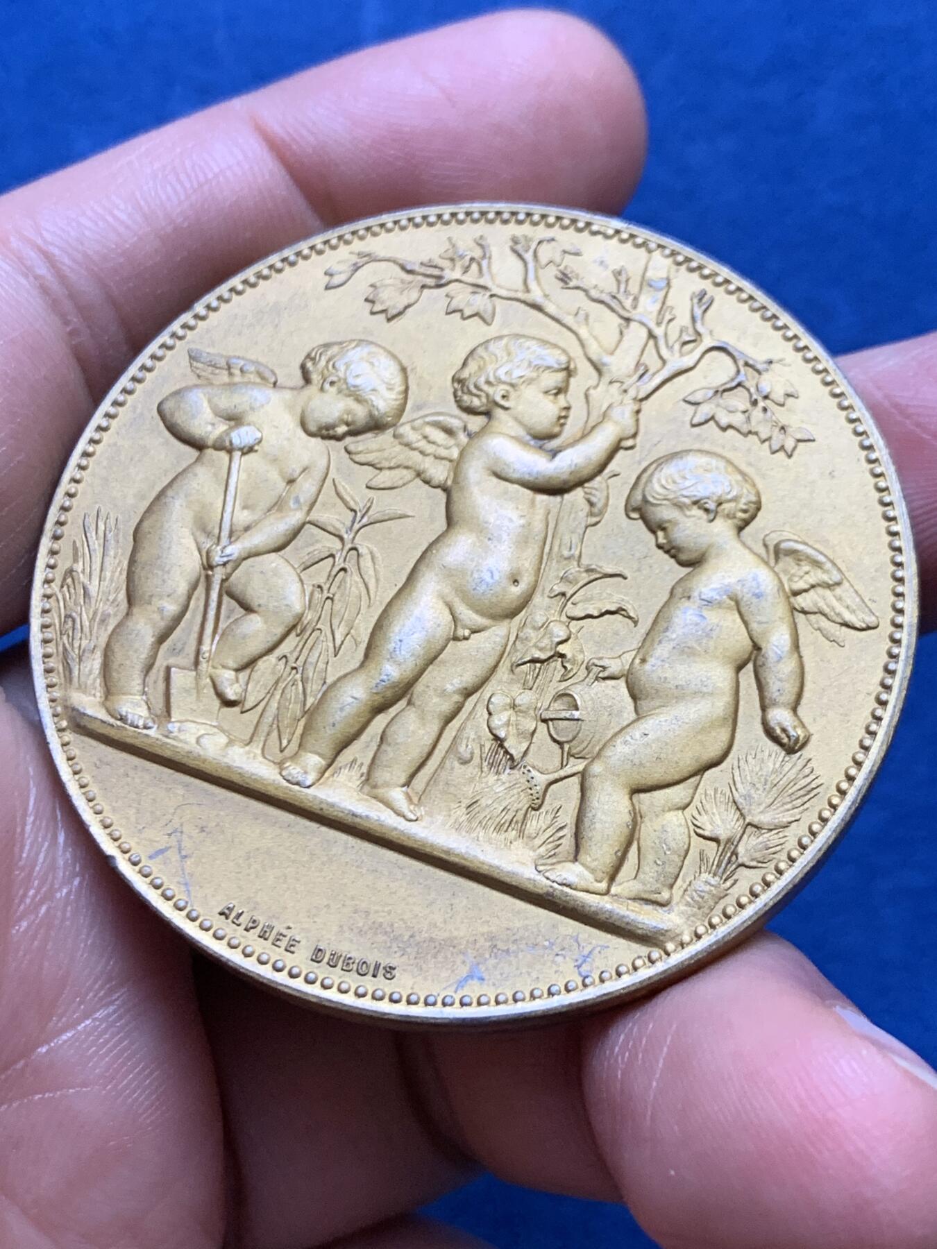 《竞宝斋》第478场 周日，周一 2场连拍 （全场包邮）欢迎送拍 名家名作 法国三天使园艺协会镀金大银章 64.9克 50mm 带盒 丰饶角银标