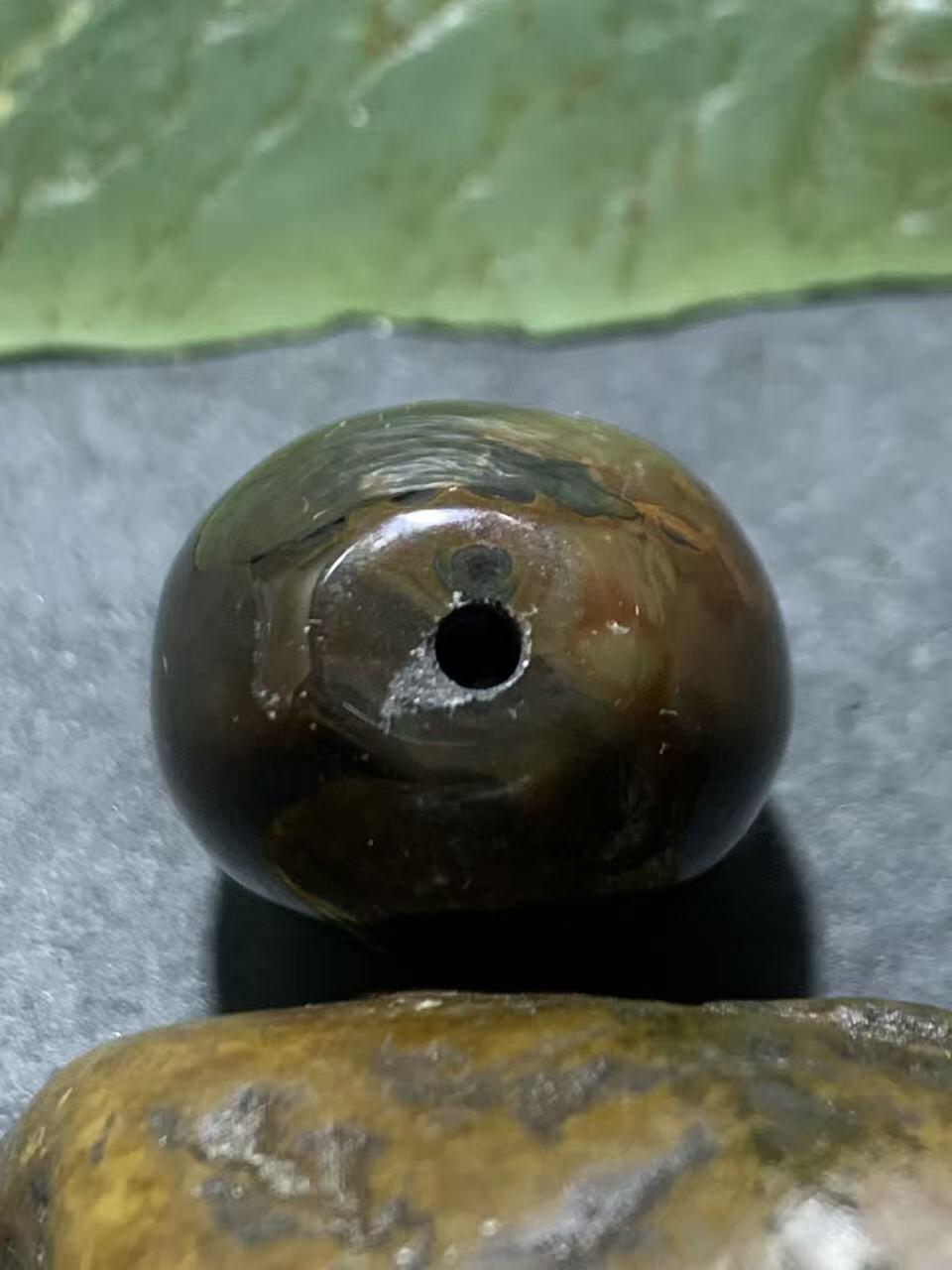 精美经典红黑配色战国红玛瑙随形勒子一颗！