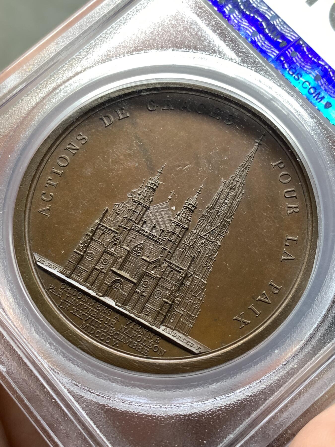 《竞宝斋》第478场 周日，周一 2场连拍 （全场包邮）欢迎送拍 PCGS SP64 法国1805年拿破仑—“维也纳的圣斯蒂芬大教堂”纪念原铸大铜章，超高浮雕磨砂质感，雕刻师Denon作品， pcgs封面币之一 加厚盒状态极好，背面支撑有磕。