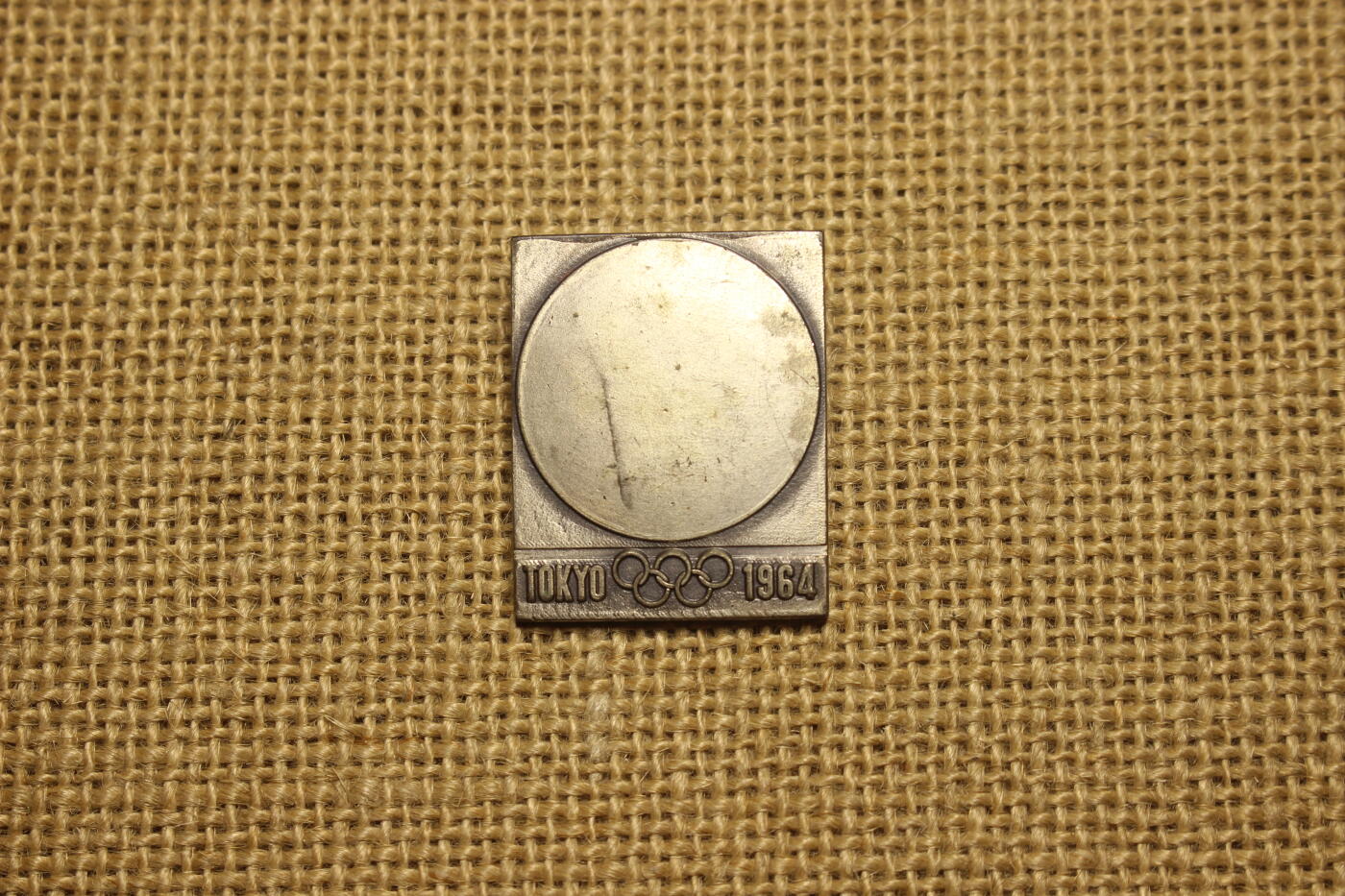 1964年东京奥运会圣火传递仪式参与者胸章，近库存品相