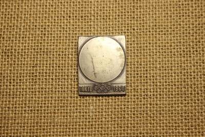 1964年东京奥运会圣火传递仪式参与者胸章，近库存品相 - 1964年东京奥运会圣火传递仪式参与者胸章，近库存品相