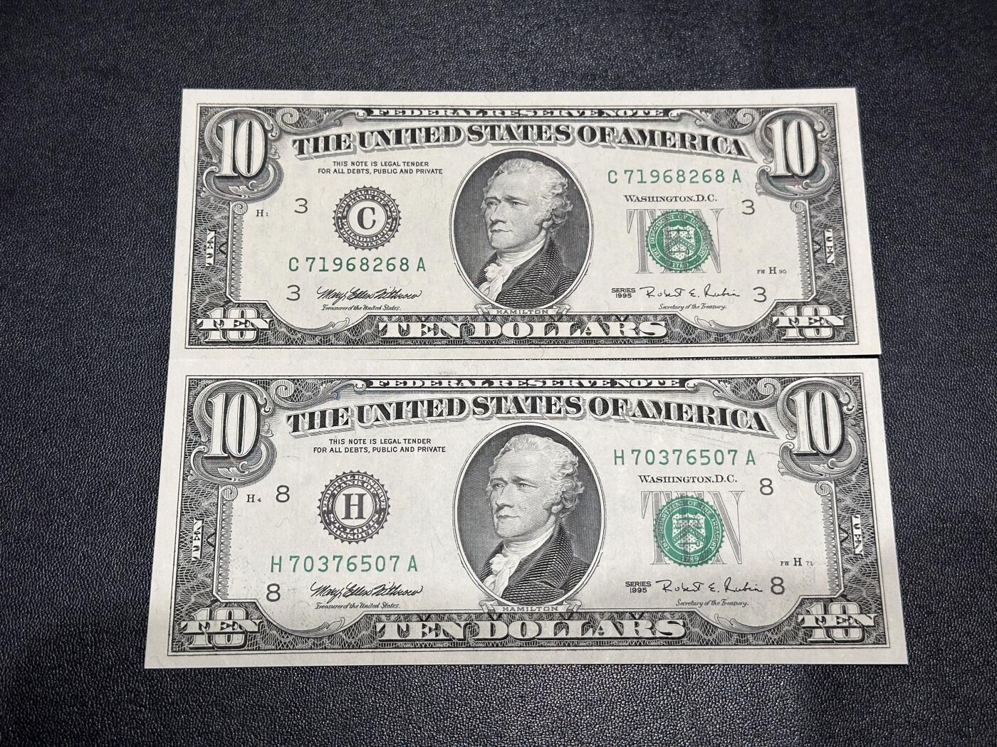 《外钞收藏家》第六百二十四期（精品场）（长期征集拍品、欢迎藏友们联系合作） 1995年美国小头版10美元 2张一起 全新UNC