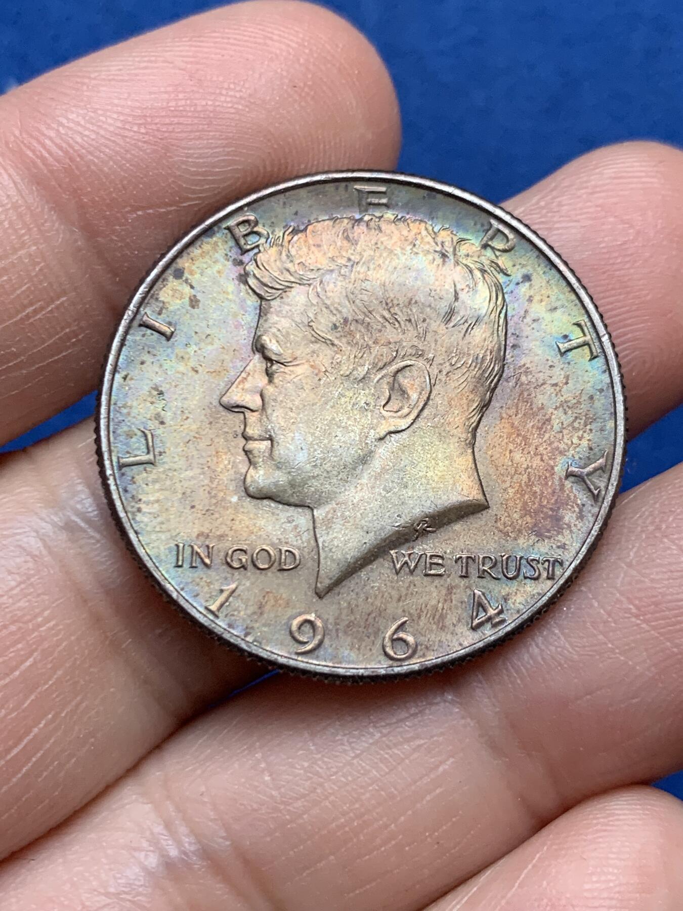 《竞宝斋》第478场 周日，周一 2场连拍 （全场包邮）欢迎送拍 美国 1964年 肯尼迪半美元银币 高银版 早年偶得的丝绒盒双面炫彩 两面包浆彩非常漂亮 色彩绚丽 不可多得 可评级博分