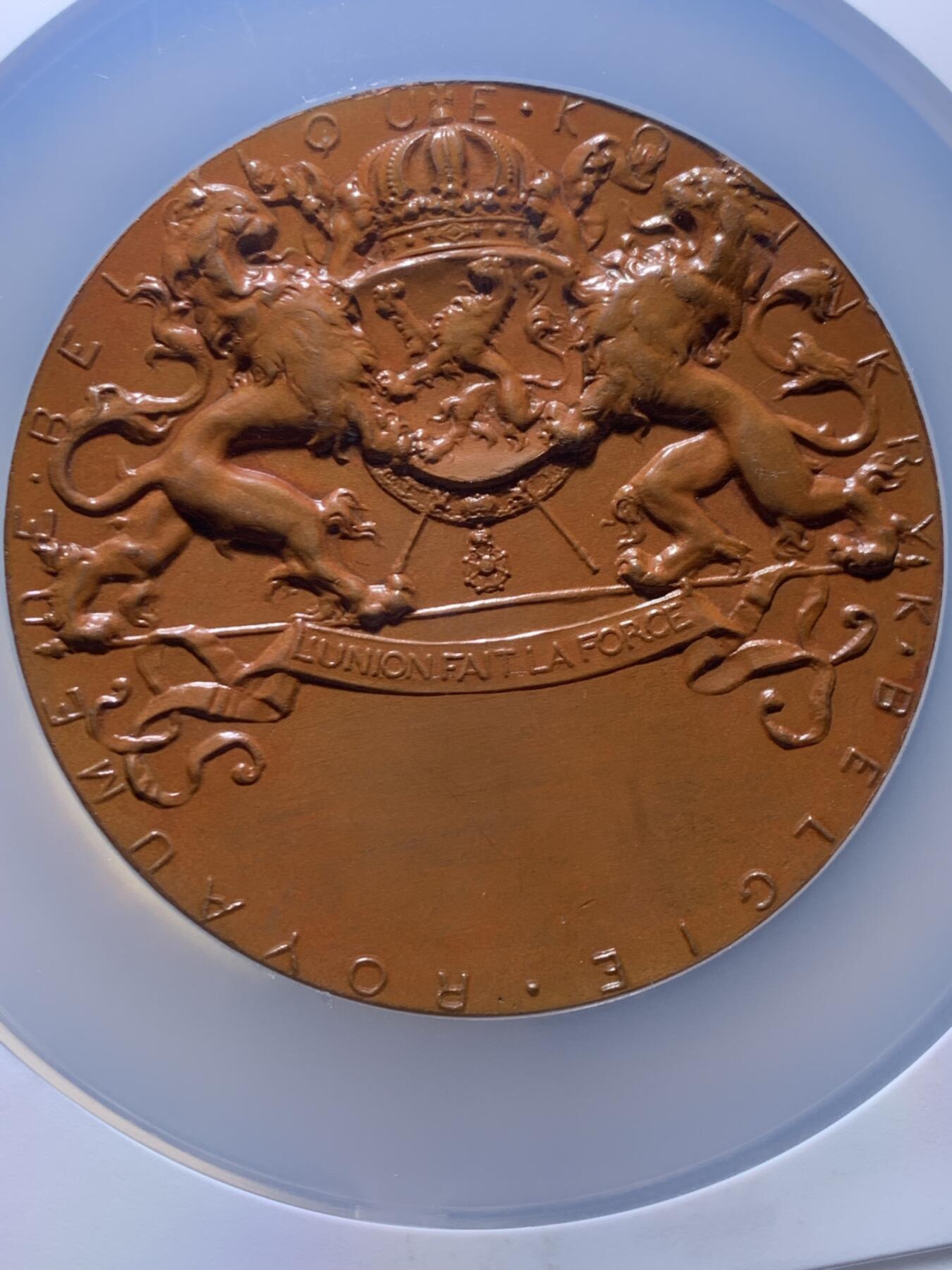 《竞宝斋》第478场 周日，周一 2场连拍 （全场包邮）欢迎送拍 NGC MS65BN 高分 1897年布鲁塞尔国际博览会纪念大铜章，加大加厚盒。由比利时著名雕刻师Julius Lagae设计，Wolters造币厂铸造，是19世纪万国博览会题材章牌的经典藏品，正面中心图案为布鲁塞尔女性形象，左右分别代表工业、农业，三人握手寓意产业与城市的融合，背面图案为王室纹章，两侧为狮子护佑纹章，下边铭文译为”团结就是力量“国家箴言。