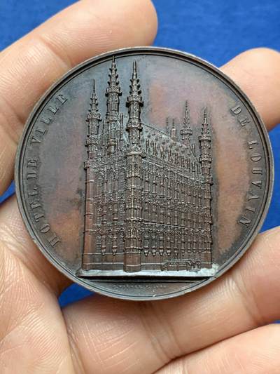 《竞宝斋》第478场 周日，周一 2场连拍 （全场包邮）欢迎送拍 - 比利时鲁汶市政厅纪念章，存世量较少，双面高浮雕，刻画精细，Jacques Wiener欧洲建筑纪念章系列，在1846-1865年共筑造41枚不同建筑主体的章牌，鲁汶市政厅是其中之一。极具收藏价值。直径：49.8mm，重：55.7g。