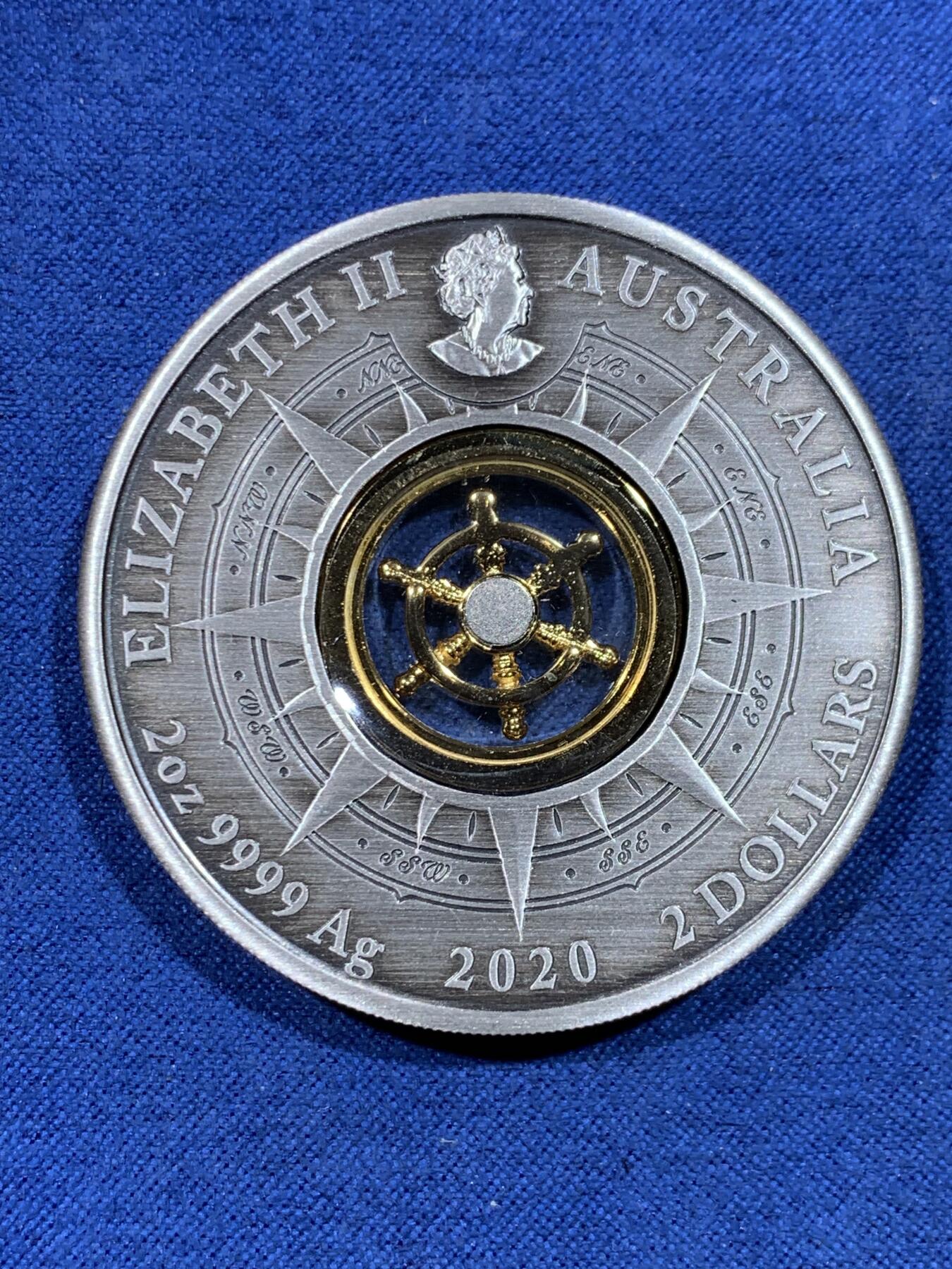 《竞宝斋》第478场 周日，周一 2场连拍 （全场包邮）欢迎送拍 澳大利亚2020年2元仿古镶船舵银币 中间船舵可自由转动 探险之旅-奋进号（发现澳大利亚,美国也已它命名的宇宙飞船） 2盎司999银 发行量1770枚 盒证全