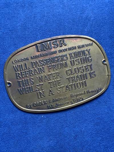 《竞宝斋》第478场 周日，周一 2场连拍 （全场包邮）欢迎送拍 - 英国 伦敦米德兰苏格兰铁路公司  蒸汽机车告示铜铭牌一枚，体积大压印清晰出色 25克，76.5*109mm。