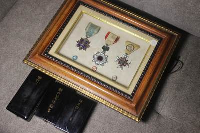 明治五等金鵄、六等旭日、四等瑞宝套装，章体和略章装裱在玻璃木相框中，套装整体非常厚重，章体日常佩戴品相，珐琅轻微缺损，原盒保存完好 - 明治五等金鵄、六等旭日、四等瑞宝套装，章体和略章装裱在玻璃木相框中，套装整体非常厚重，章体日常佩戴品相，珐琅轻微缺损，原盒保存完好