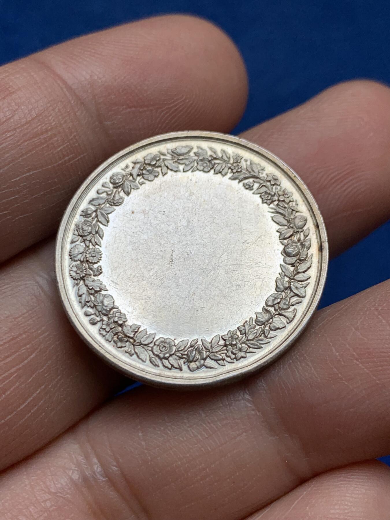 《竞宝斋》第478场 周日，周一 2场连拍 （全场包邮）欢迎送拍 法国结婚纪念银章 27.3mm 10.1克 手指银标 未刻字使用