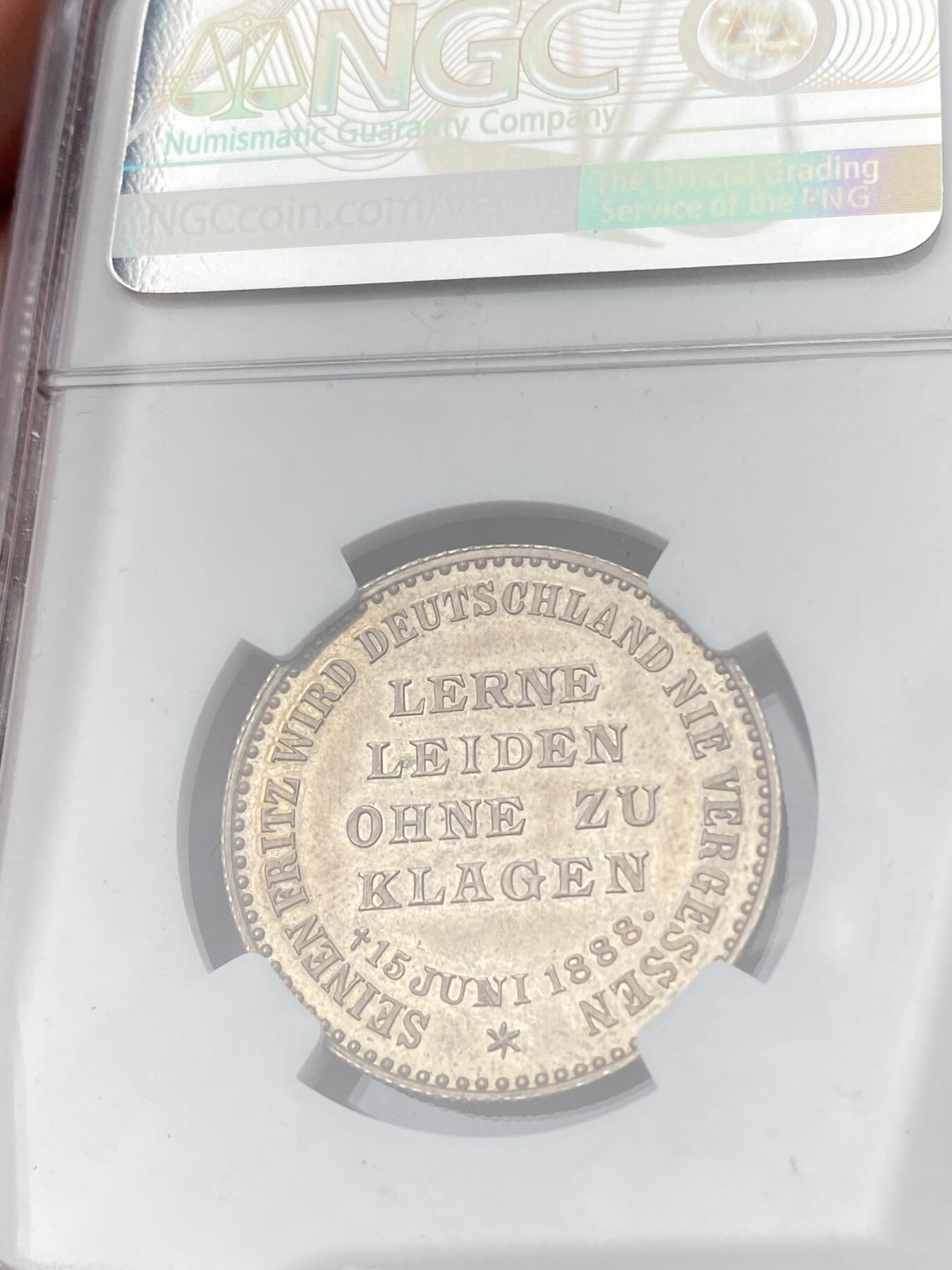 万国钱币拍卖第064期 NGC MS64 1888年德国普鲁士腓特烈三世三皇之年逝世纪念银章 法兰克福老藏出品 君悦淡五彩包浆极美 罕见收藏级