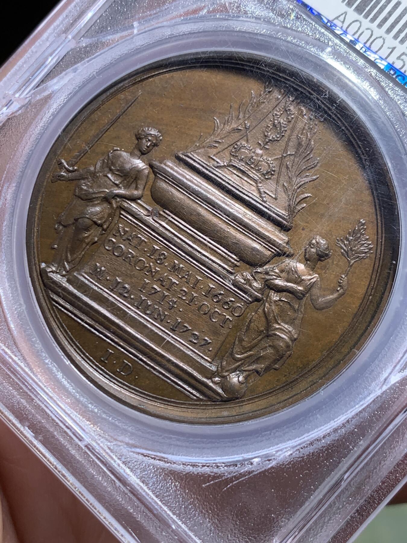 《竞宝斋》第478场 周日，周一 2场连拍 （全场包邮）欢迎送拍 PCGS SP64 英国1727年乔治一世国王逝世原铸大铜章，F.Martin名家旧藏，专属特殊封装。极少见的英系早期原铸，细节极精美，同时期章牌的顶尖水准。盒子内部有裂，细节见图。附纸袋标签，传承有序